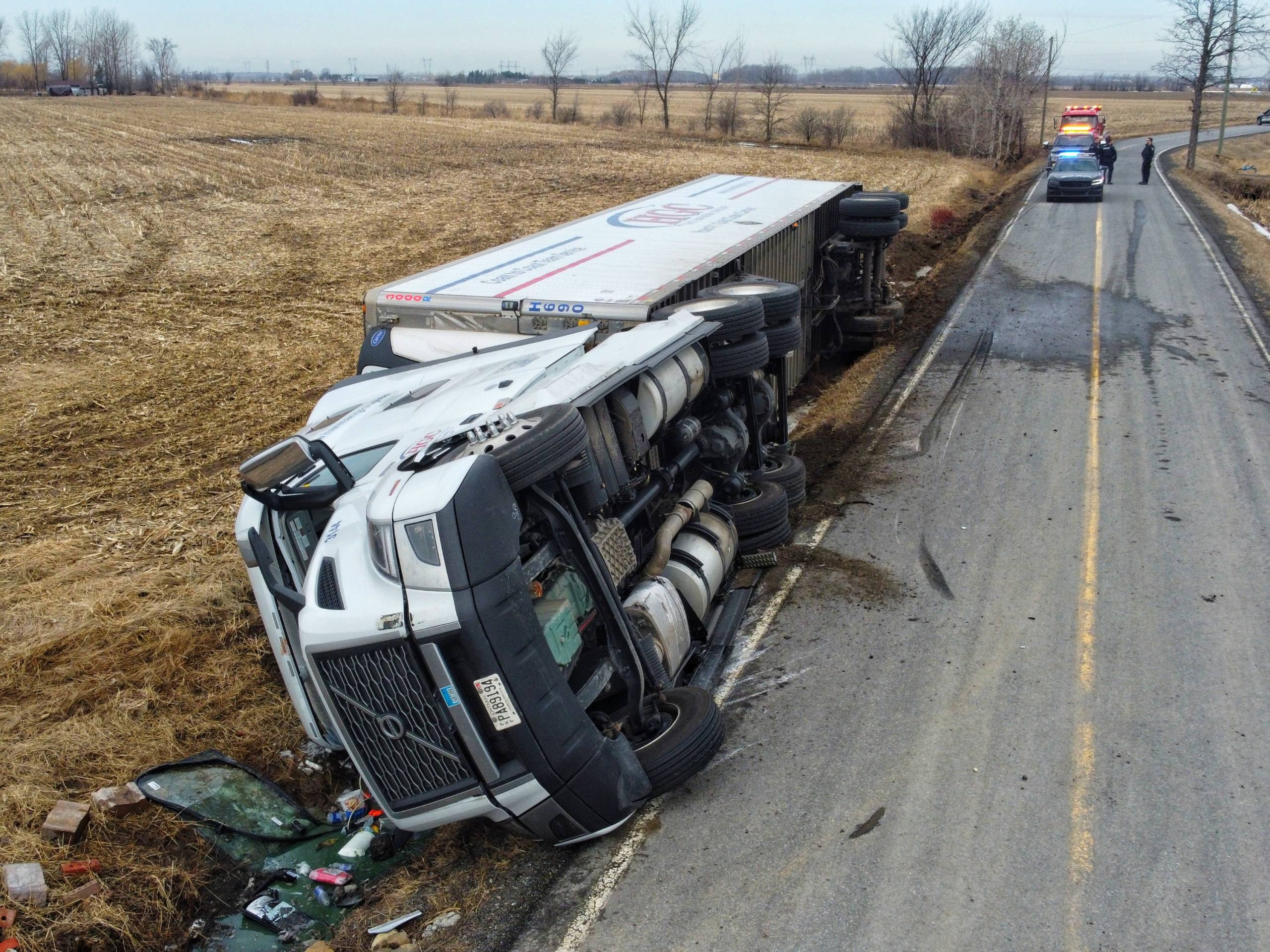 Saint-Constant : un camion se renverse, deux blessés