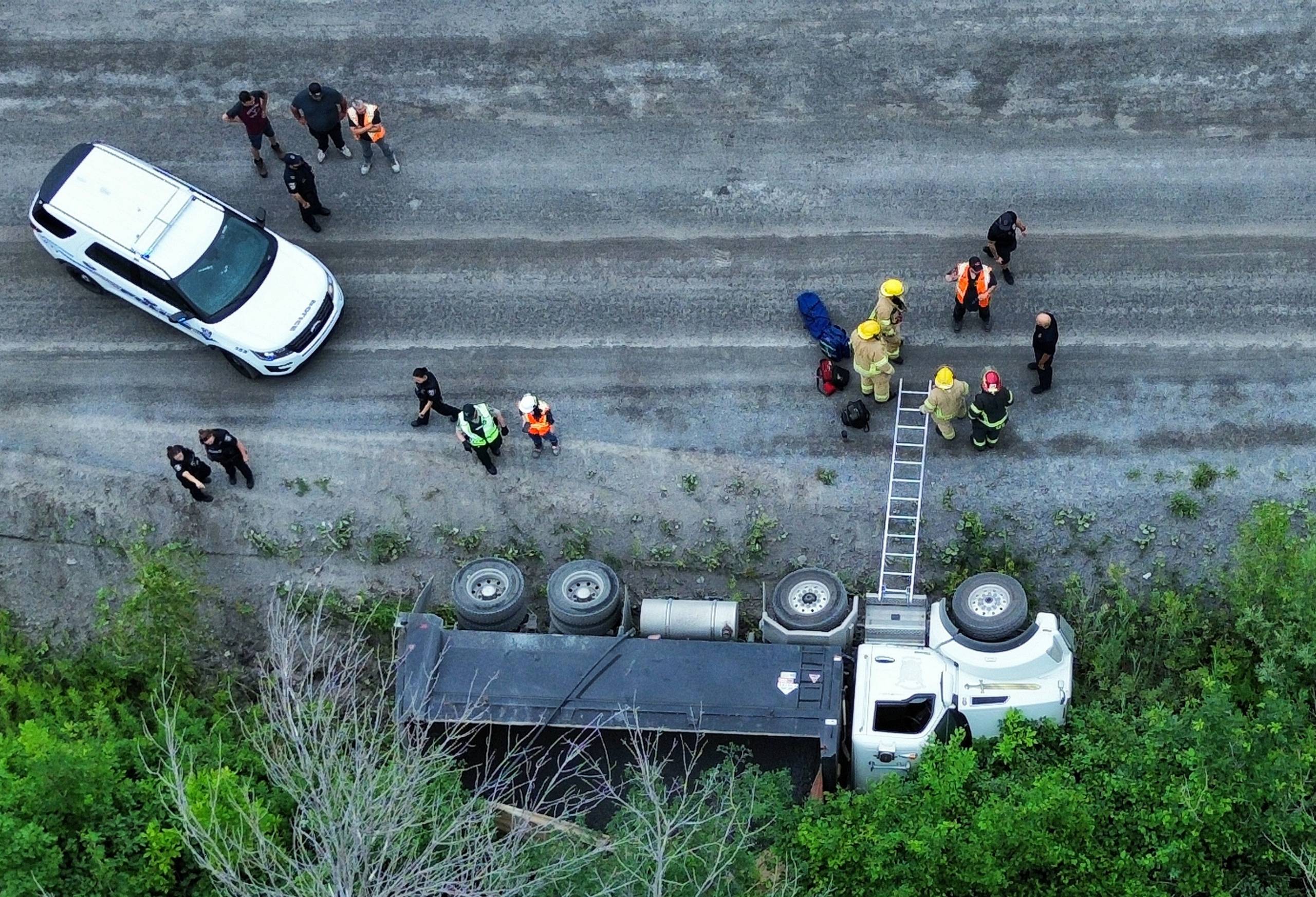 Un camion se renverse à Saint-Constant
