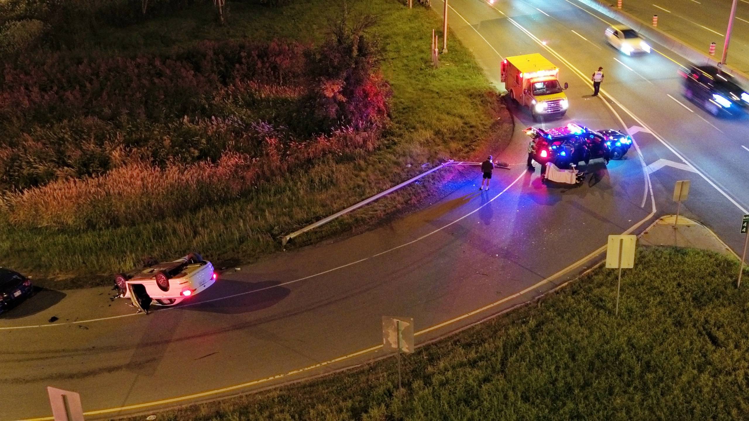 Voiture sur le toit et lampadaire fauché dans une sortie d&rsquo;autoroute