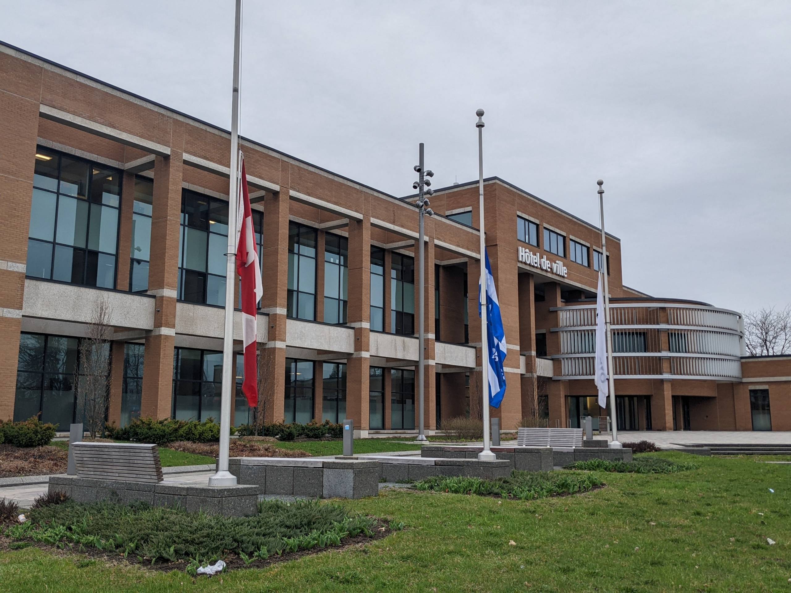 Attaque à la voiture-bélier à Vancouver : drapeaux en berne à Brossard  