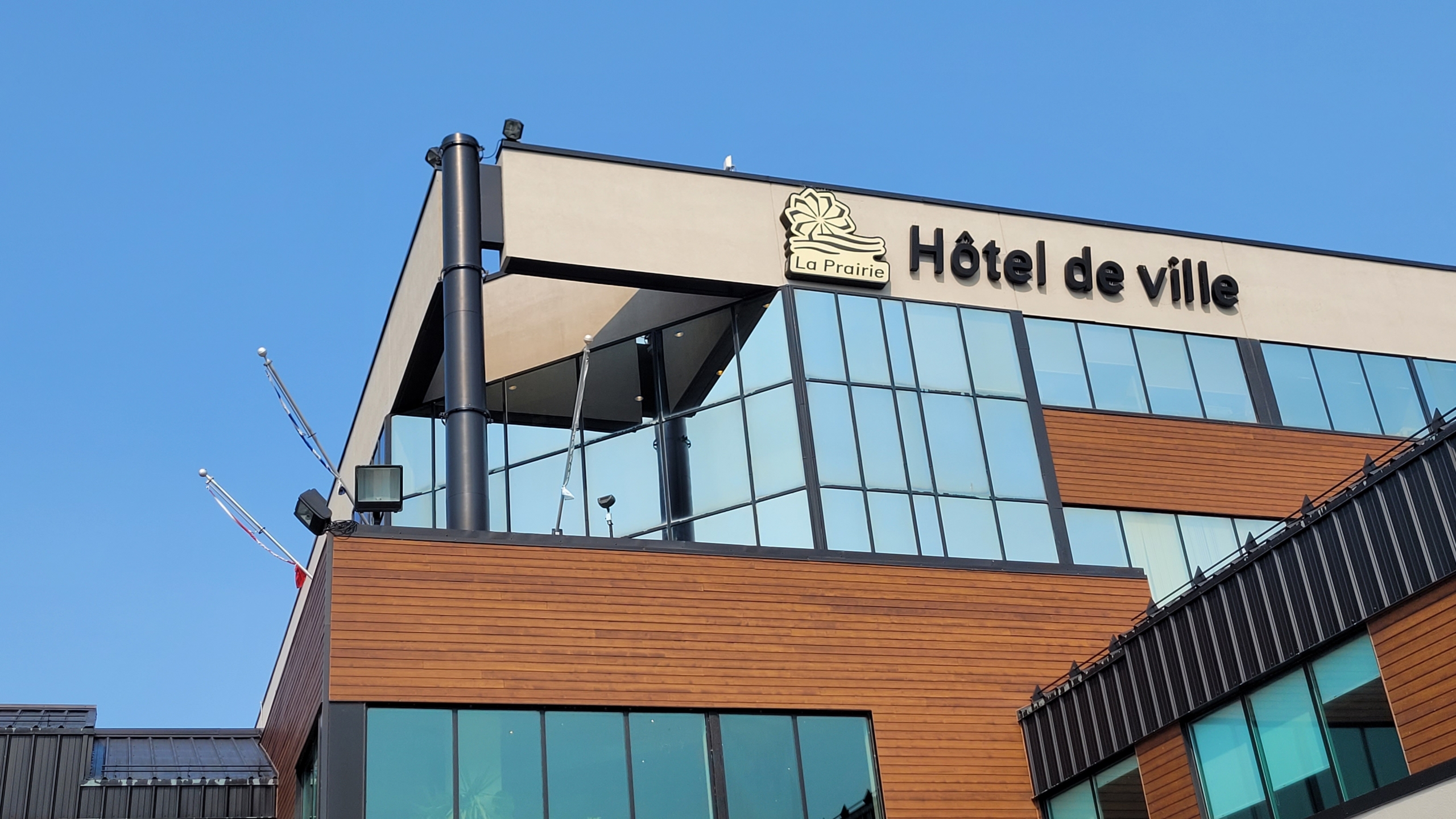La Prairie met ses drapeaux en berne pour la Reine