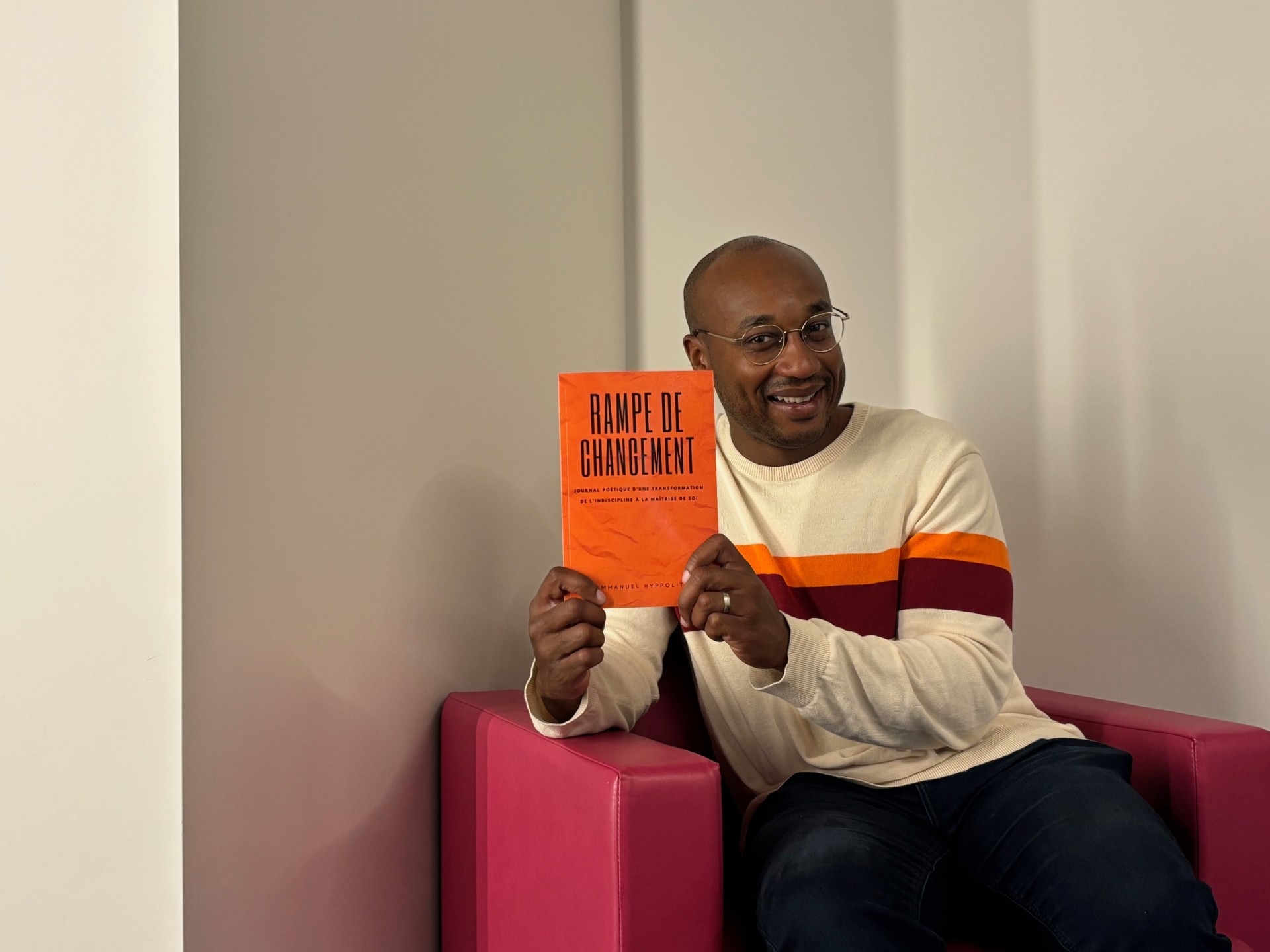 Pour chaque livre vendu, il en offre un à un détenu