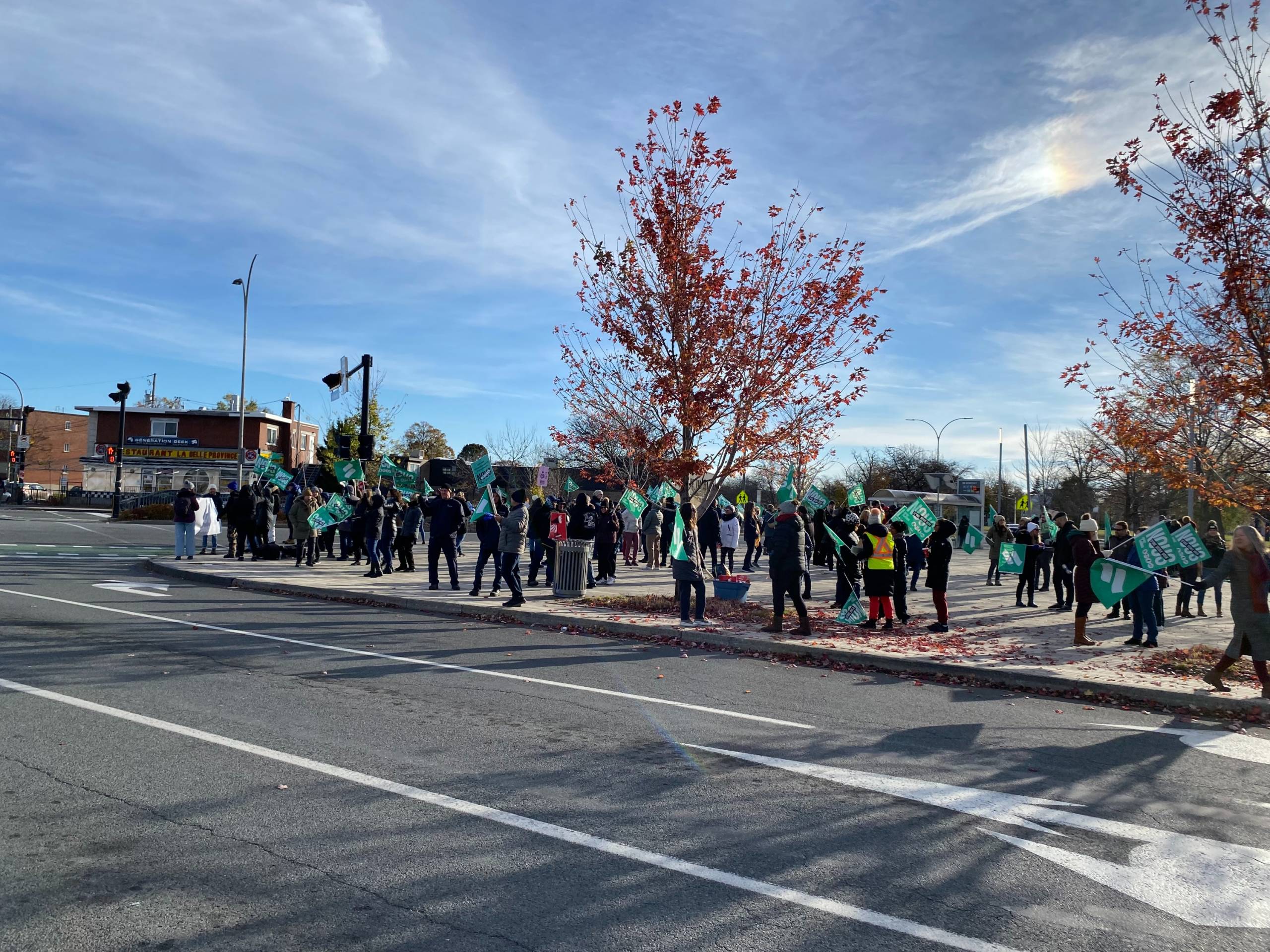 VIDÉO – Plus de 70 000 travailleurs en grève en Montérégie