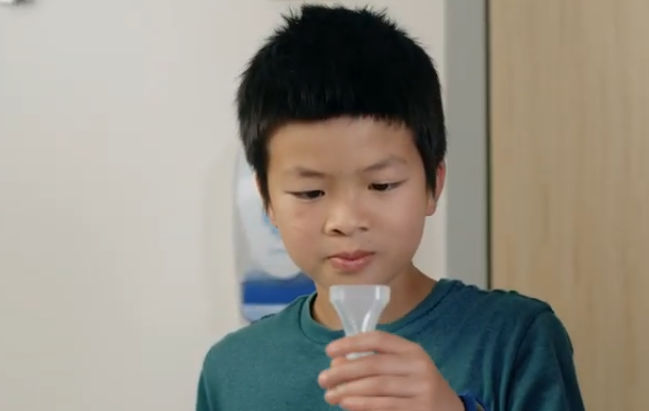 Débat autour d’un dépistage par gargarisme chez un enfant de 5 ans