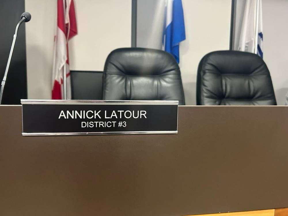 Absence de plus de 90 jours : la conseillère municipale Annick Latour garde son poste