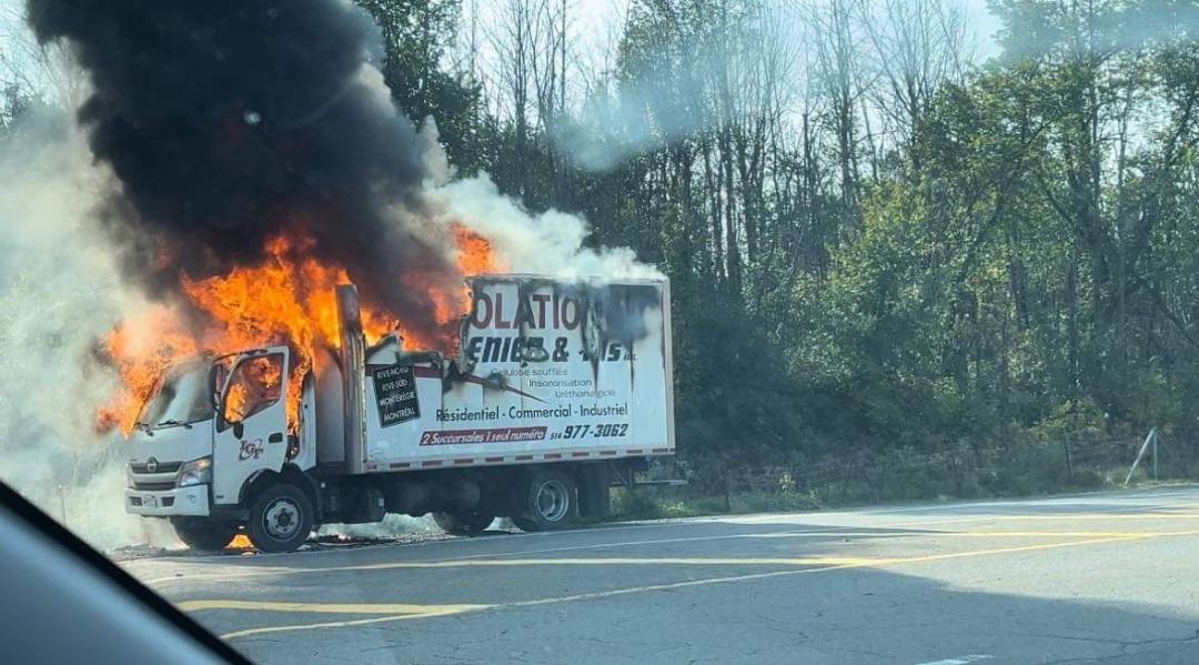 VIDÉO – Un camion flambe à Candiac