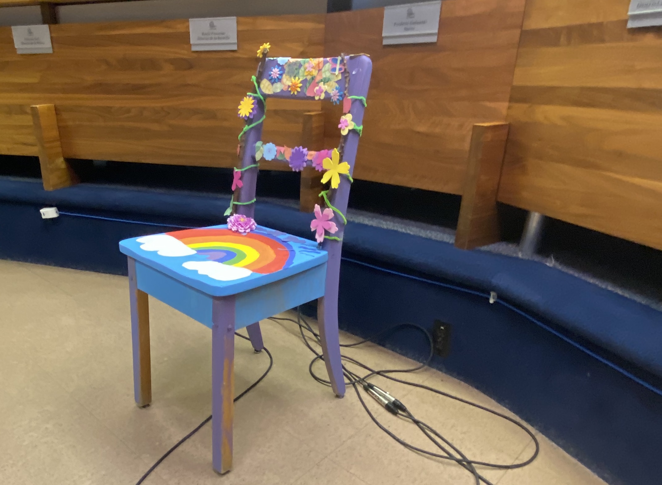 VIDÉOS – Chaise des générations : petit meuble, grande importance