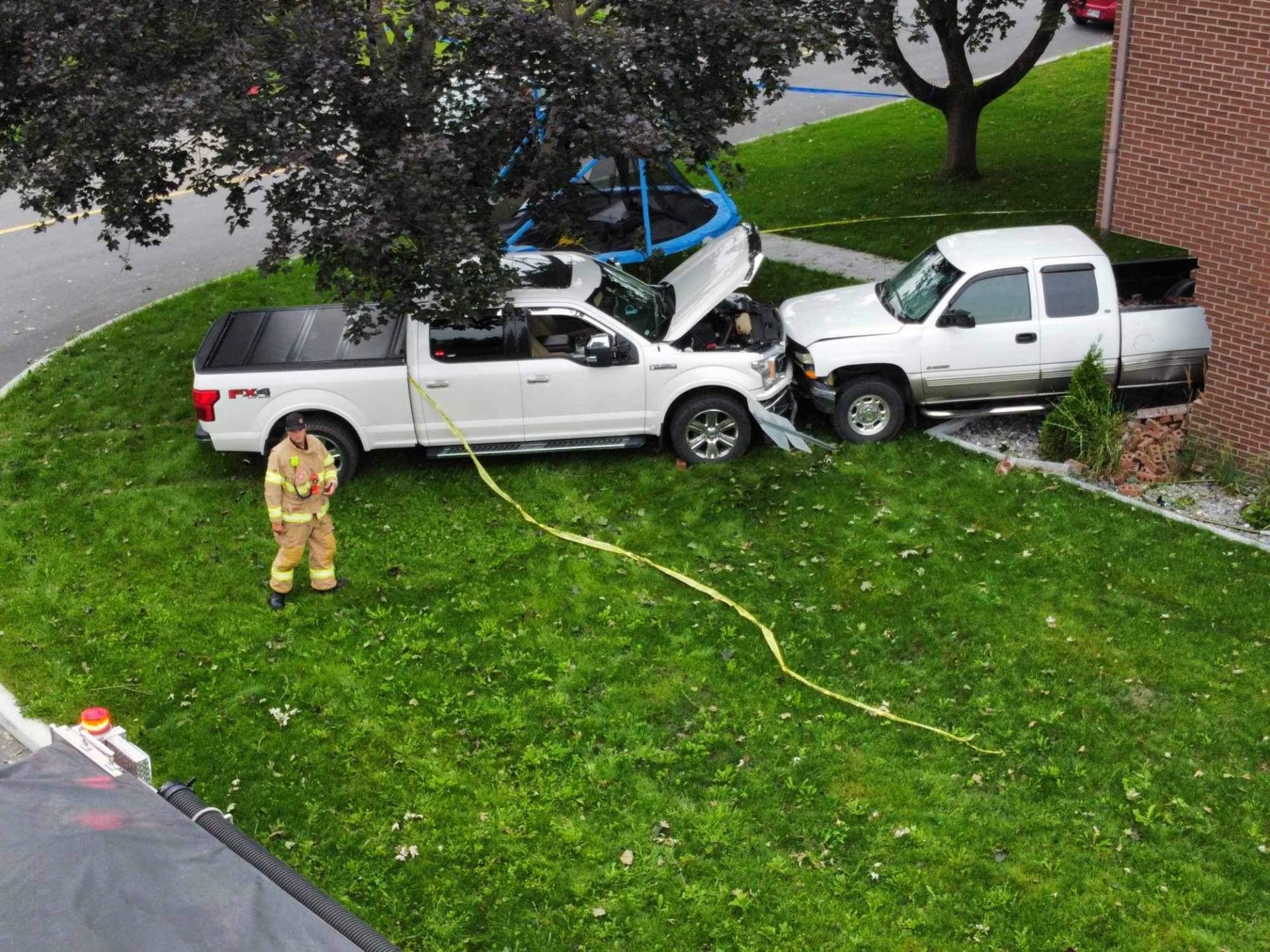 Un automobiliste percute un véhicule qui enfonce une résidence à Saint-Constant