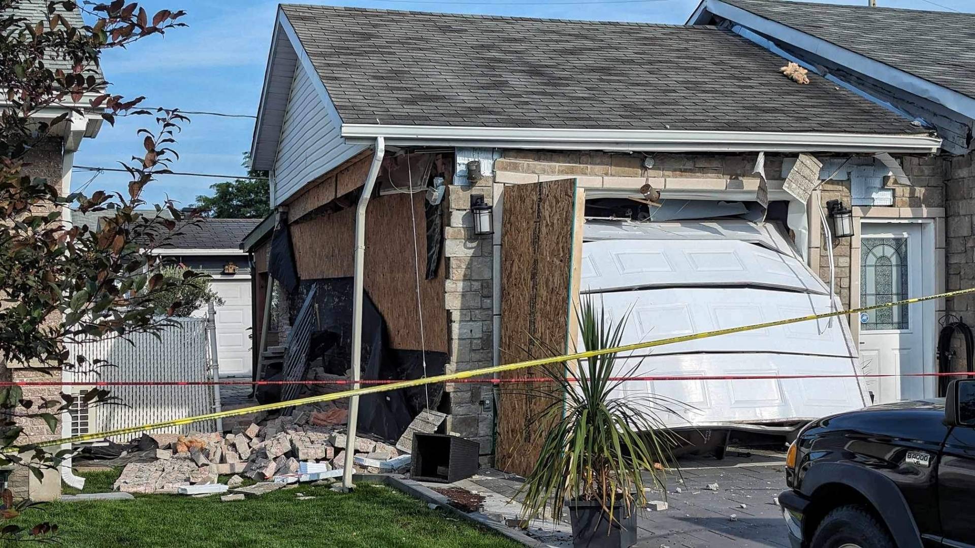Explosion dans un garage résidentiel à Saint-Constant