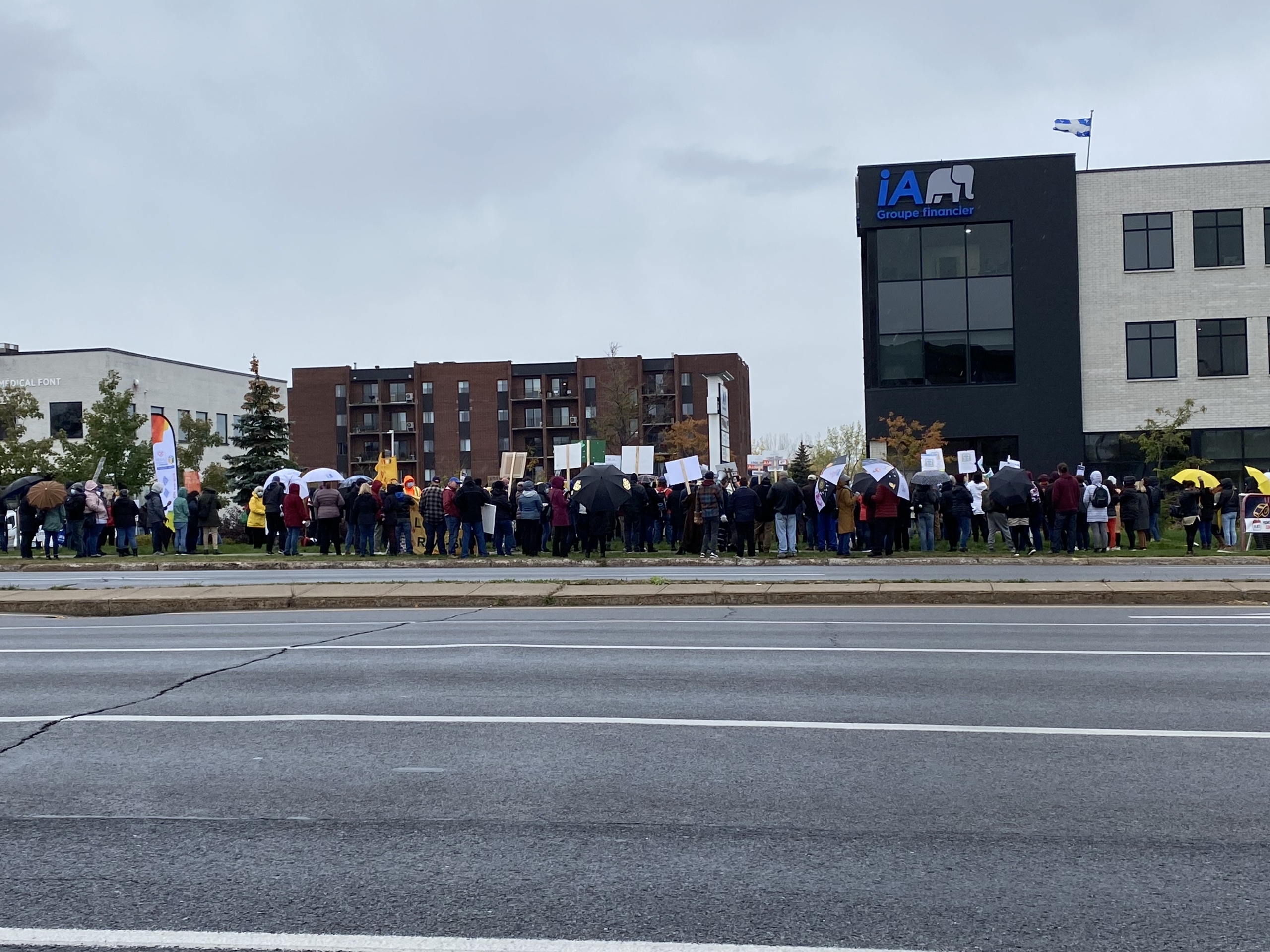 VIDÉOS – Au bout du rouleau, les travailleurs communautaires manifestent à La Prairie