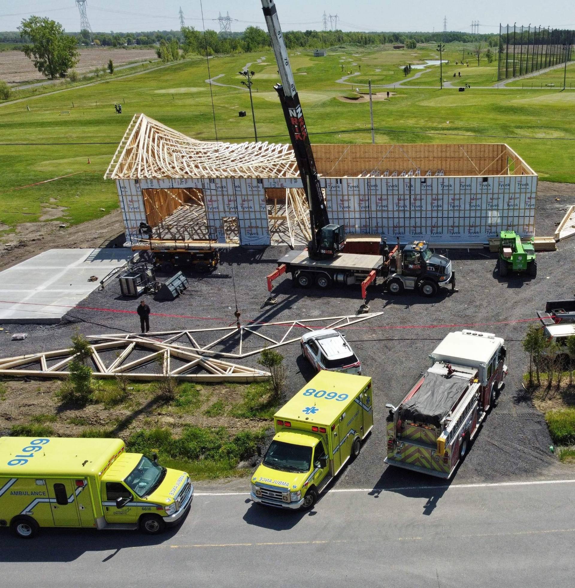 VIDÉO – La Prairie: trois travailleurs tombent d’un bâtiment en construction