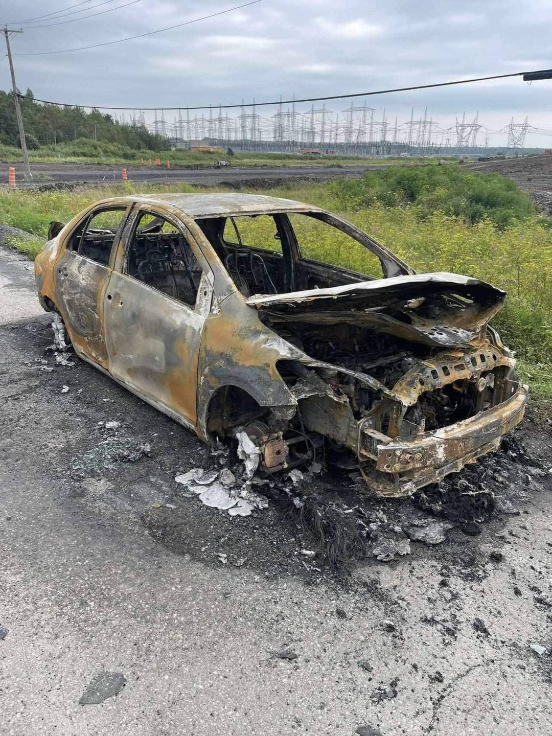 Une voiture incendiée près d’un poste d’Hydro-Québec à La Prairie