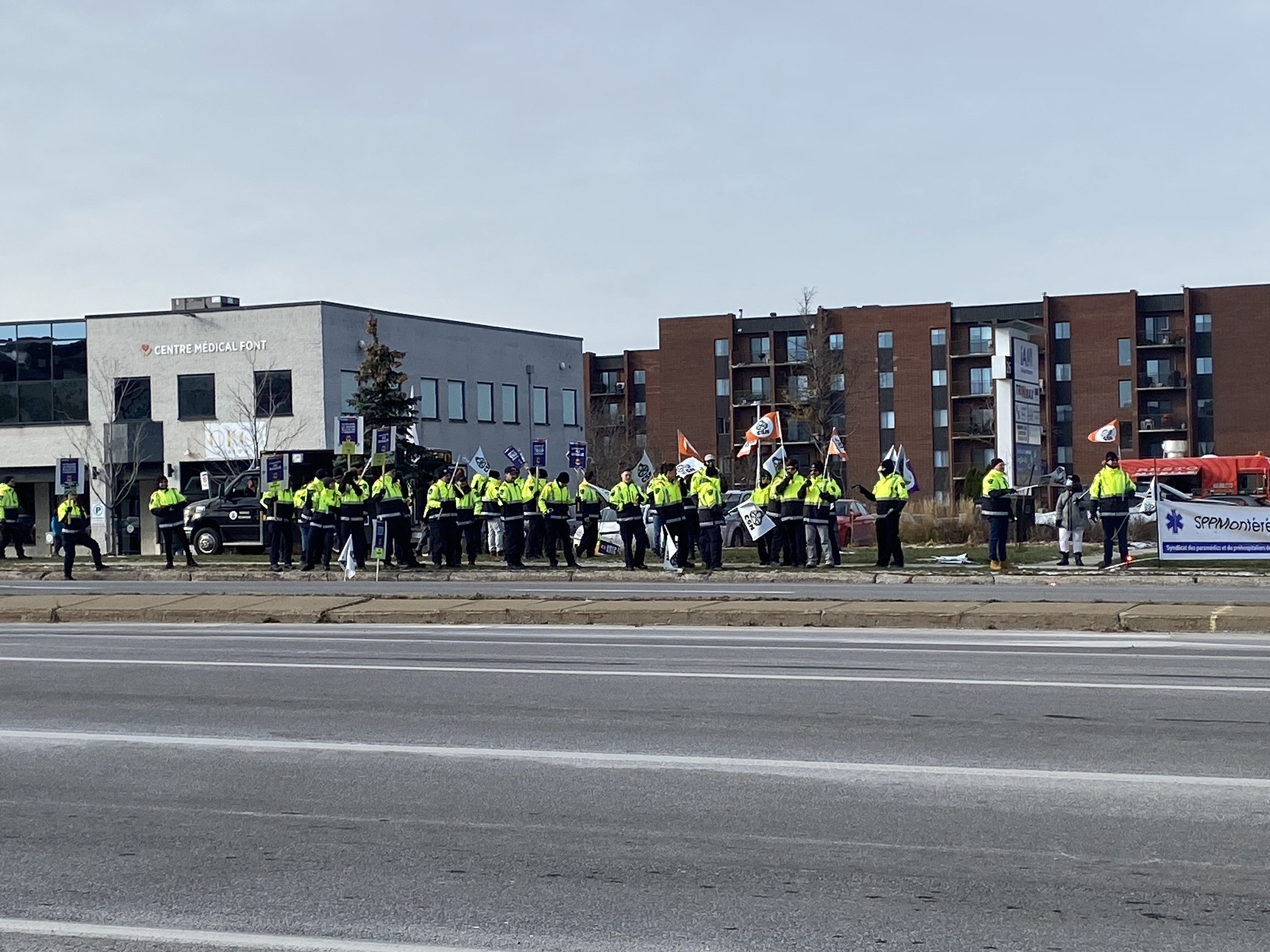 VIDÉOS – Les paramédicaux manifestent devant le bureau de Christian Dubé