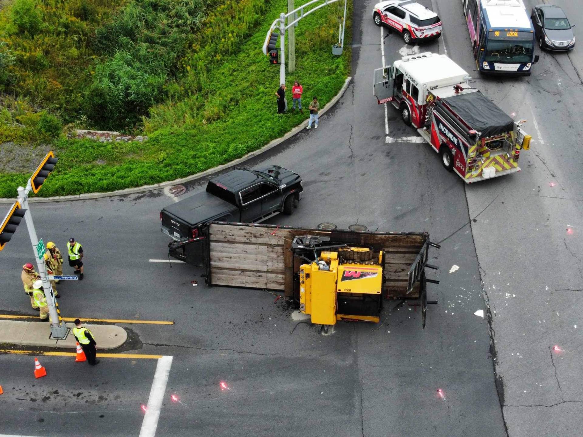 VIDÉO – Une remorque se renverse à La Prairie