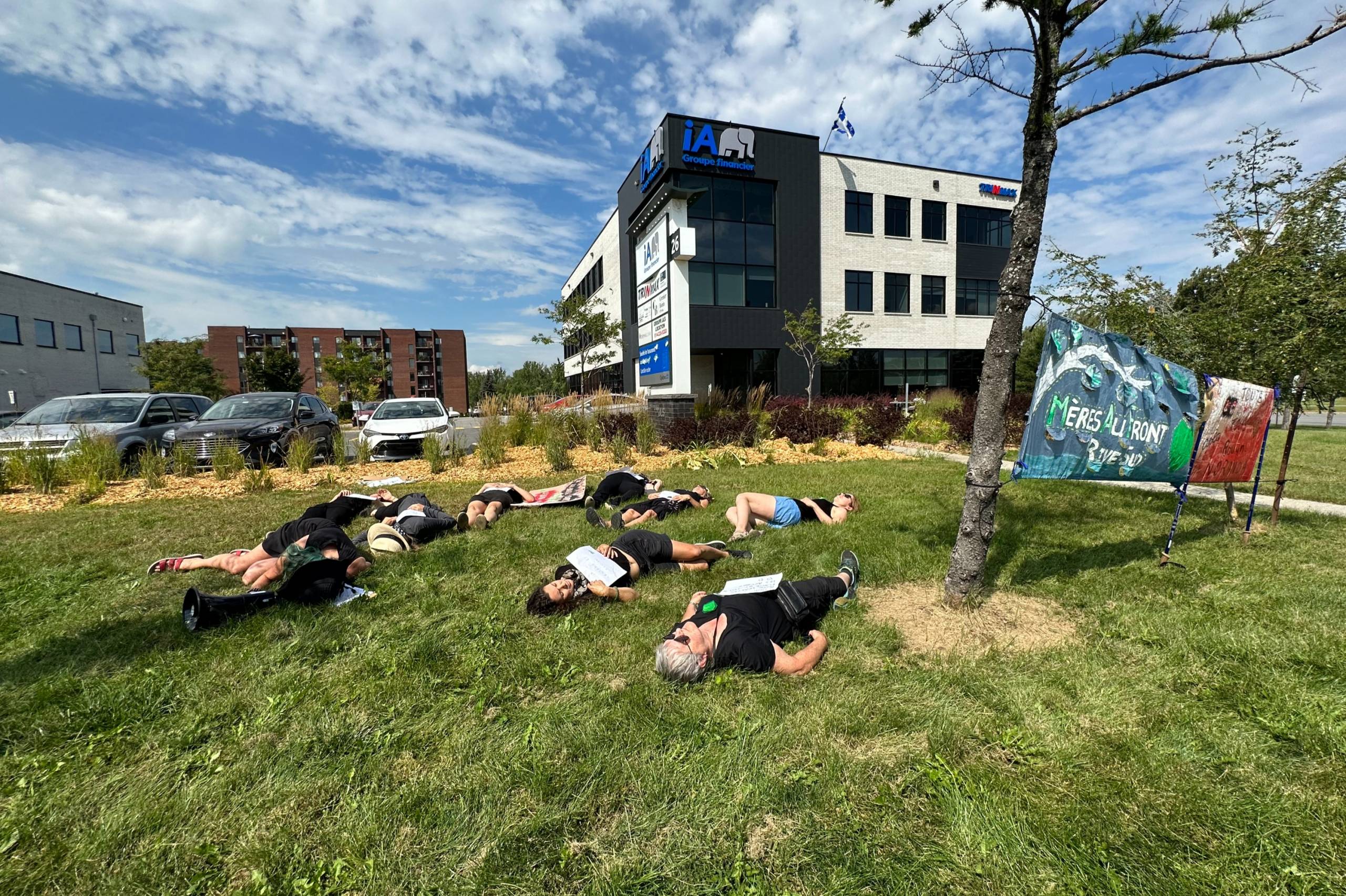 VIDÉOS – Mauvaise qualité de l&rsquo;air : des mères simulent leur mort à La Prairie