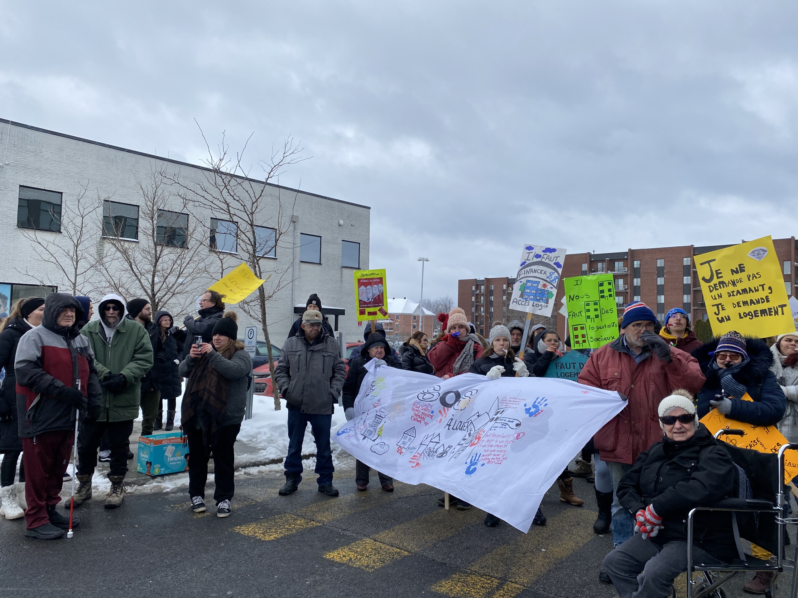 VIDÉOS – La crise du logement est un problème de santé, clament des manifestants