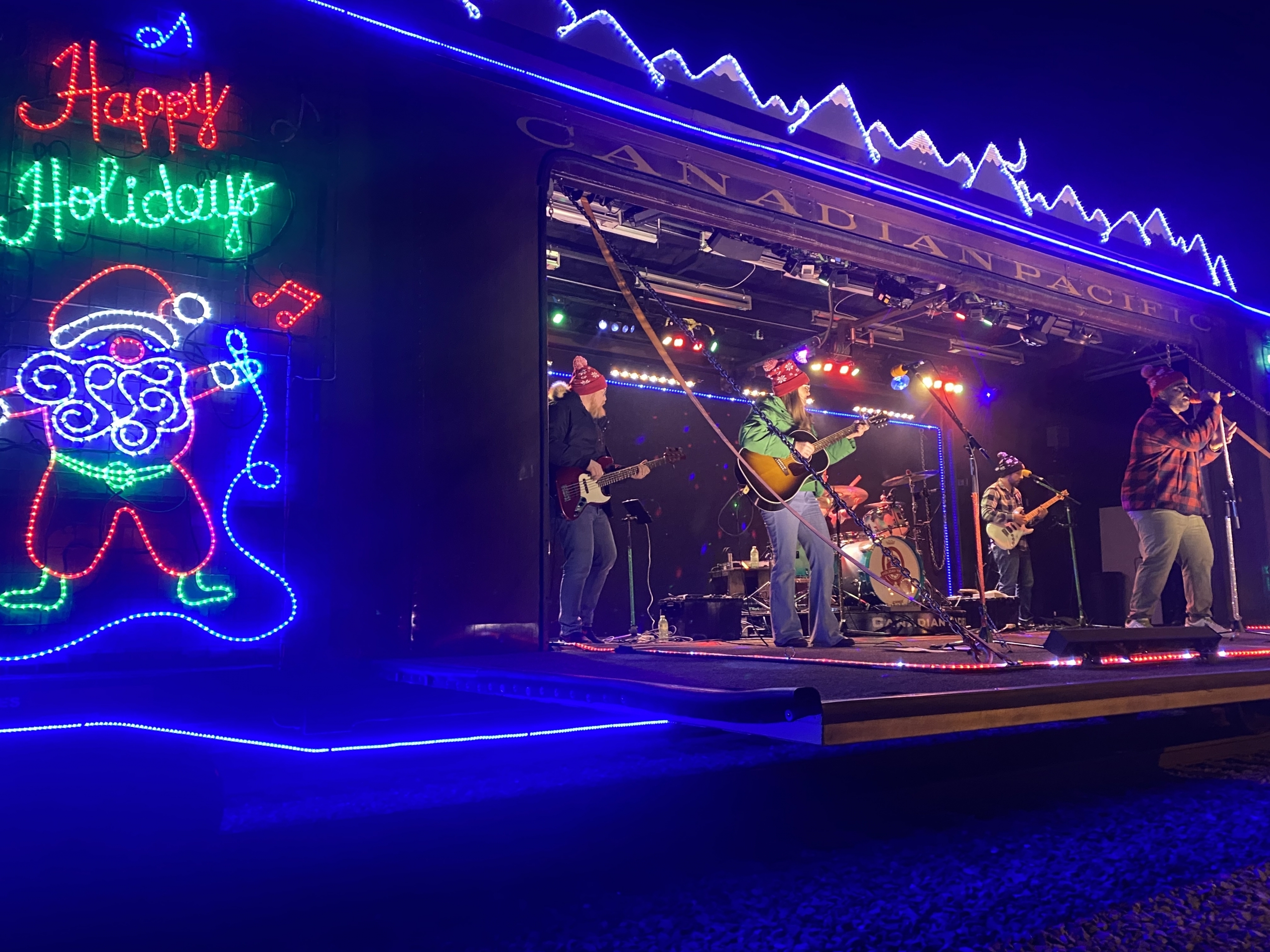 VIDÉOS – Le train des Fêtes rassemble les foules