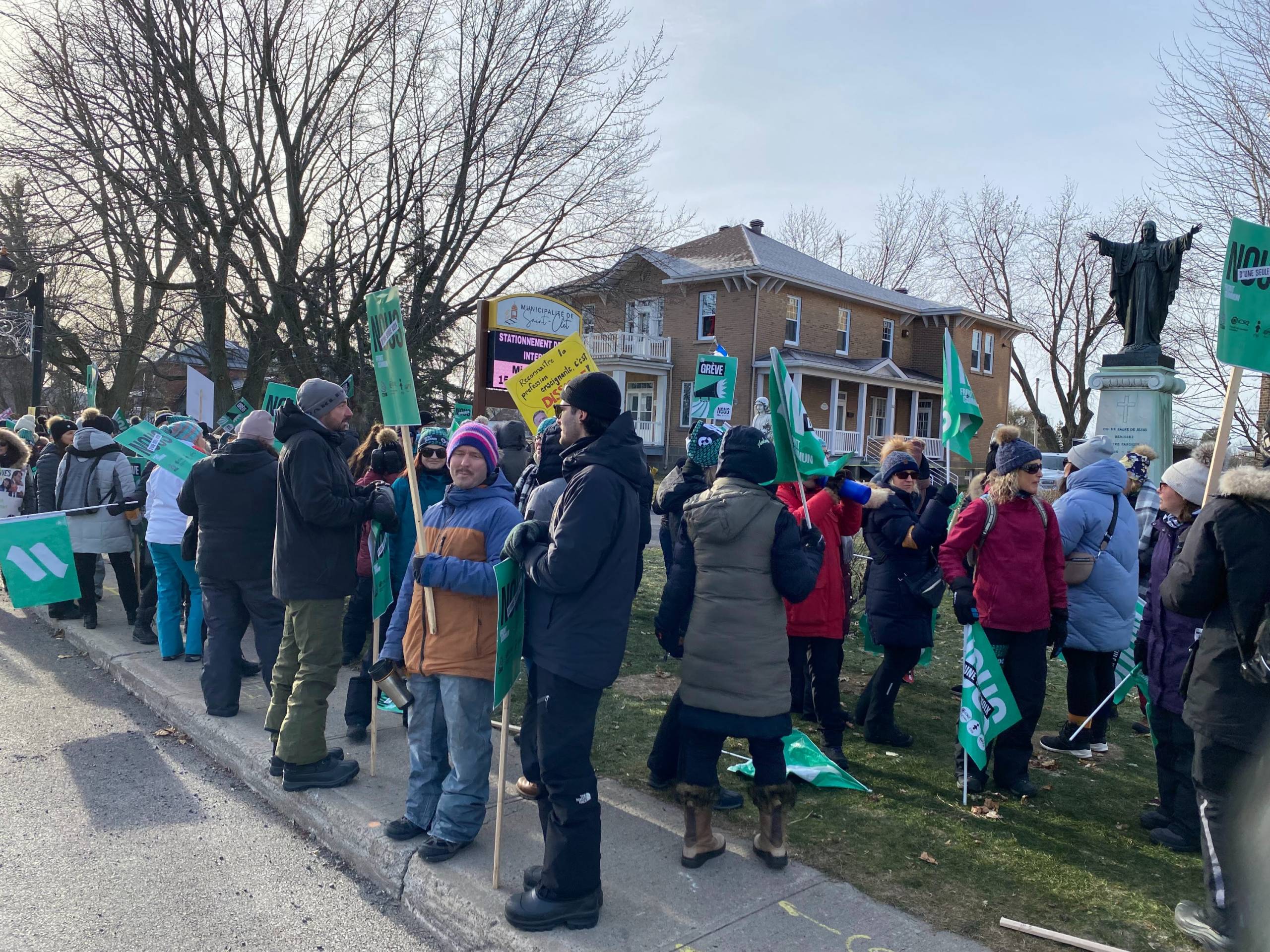 Une longue semaine de piquetage pour le Front commun