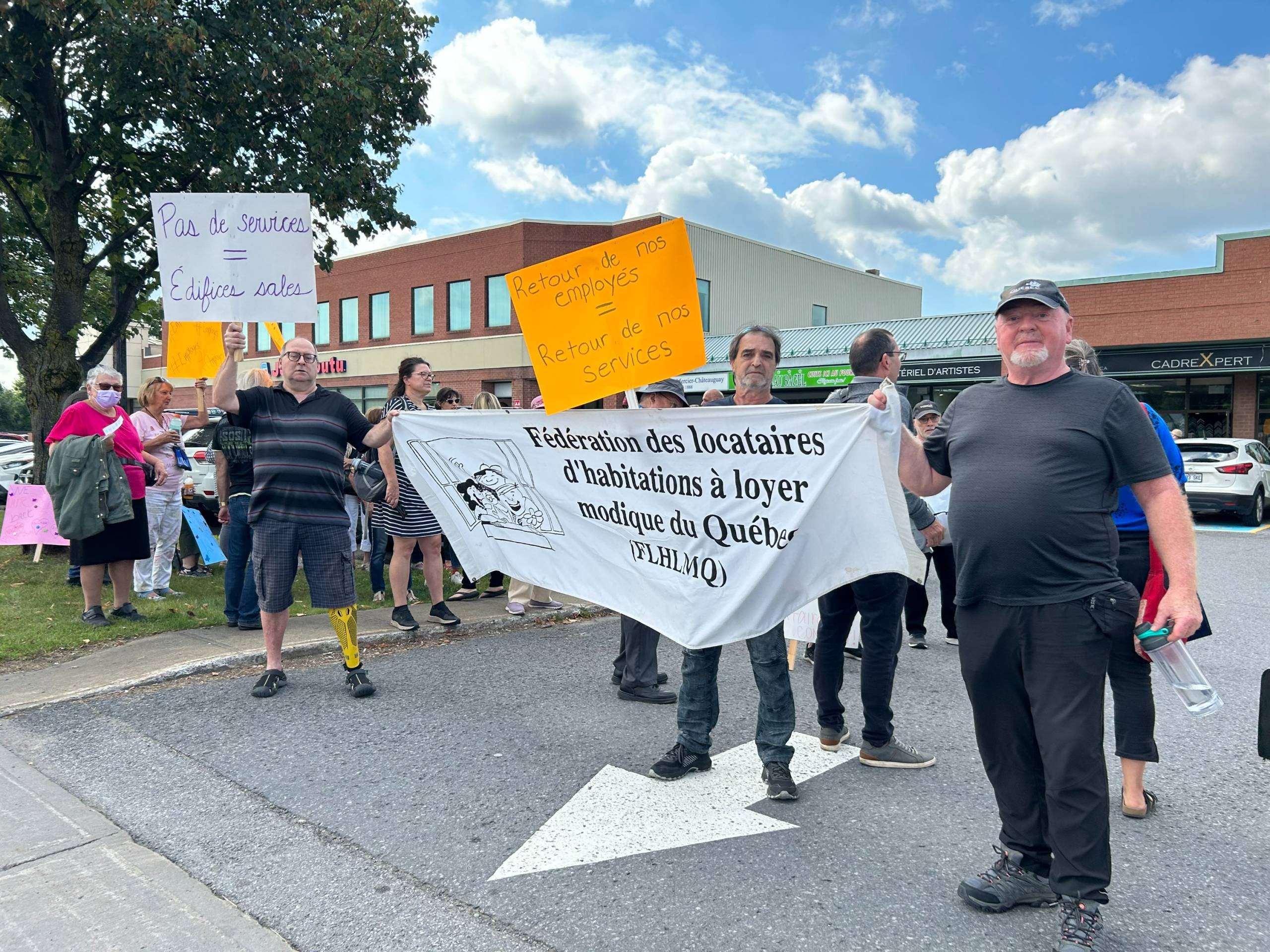 Problème à l&rsquo;OHR : des locataires manifestent à Châteauguay