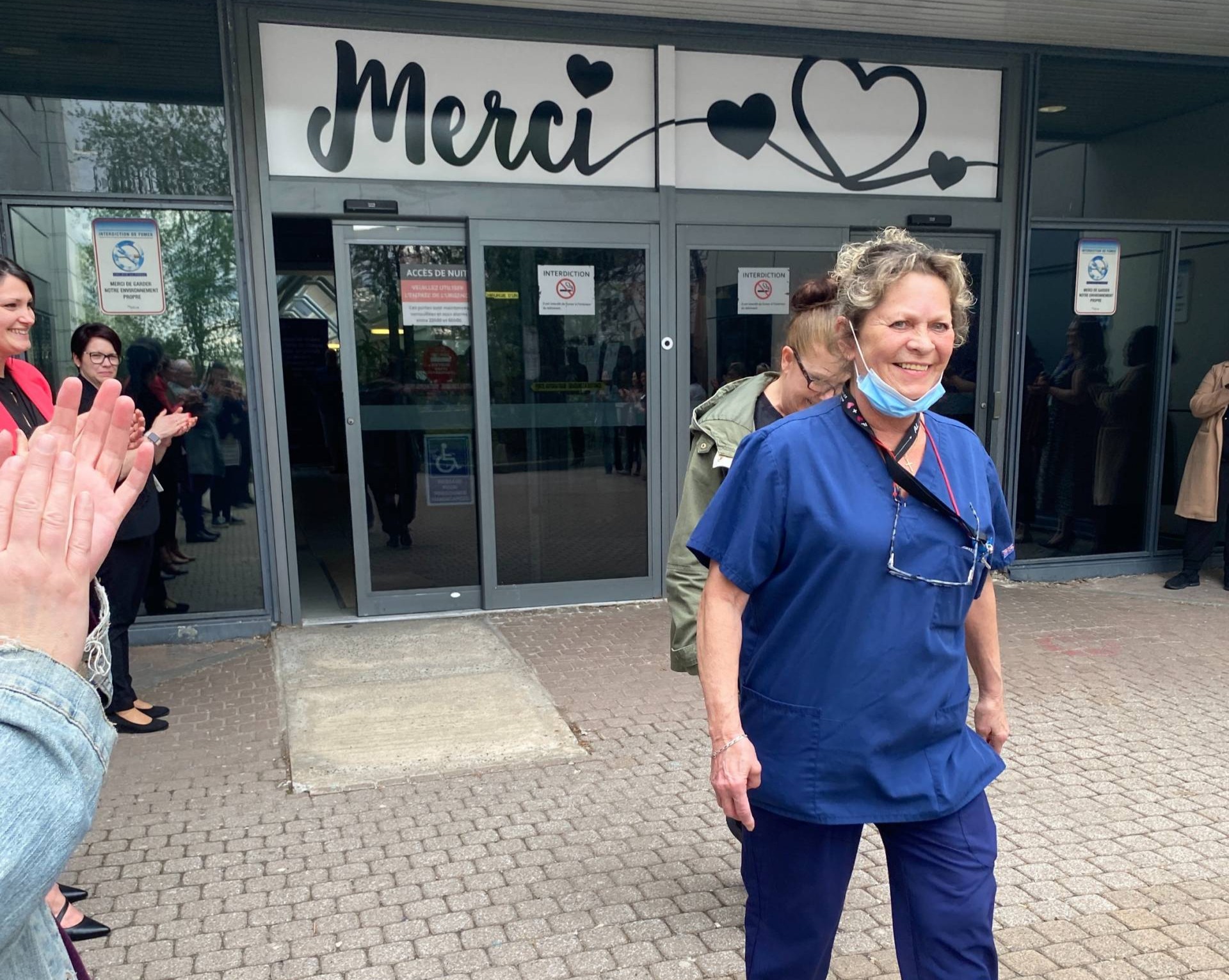 Hôpital Anna-Laberge : une haie d&rsquo;honneur pour remercier les employés