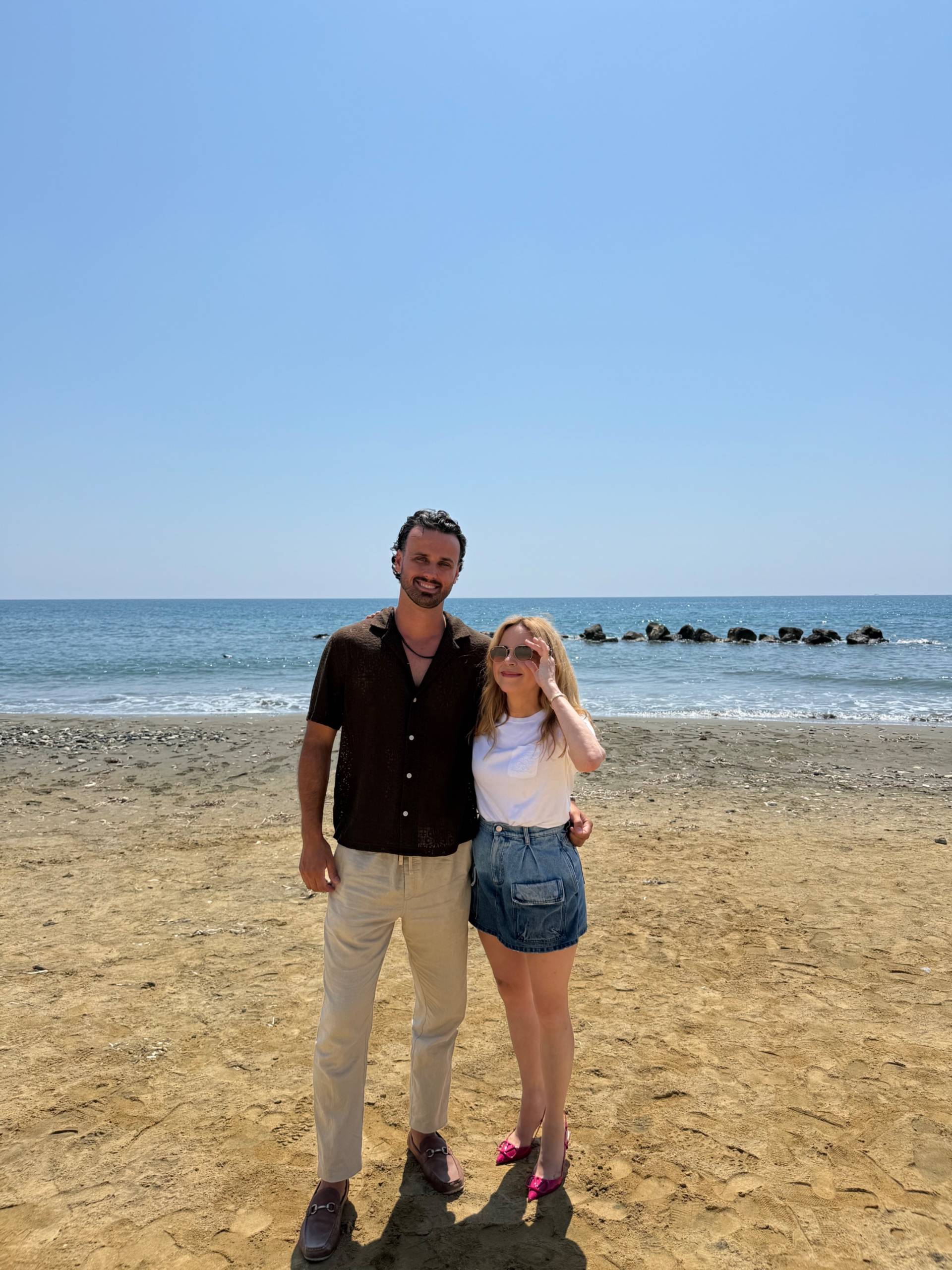 Julie Snyder promet une saison « plus décapante » d’Occupation Double à Chypre