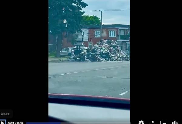 VIDÉO : un incendie dans un camion à ordures force un imposant déchargement