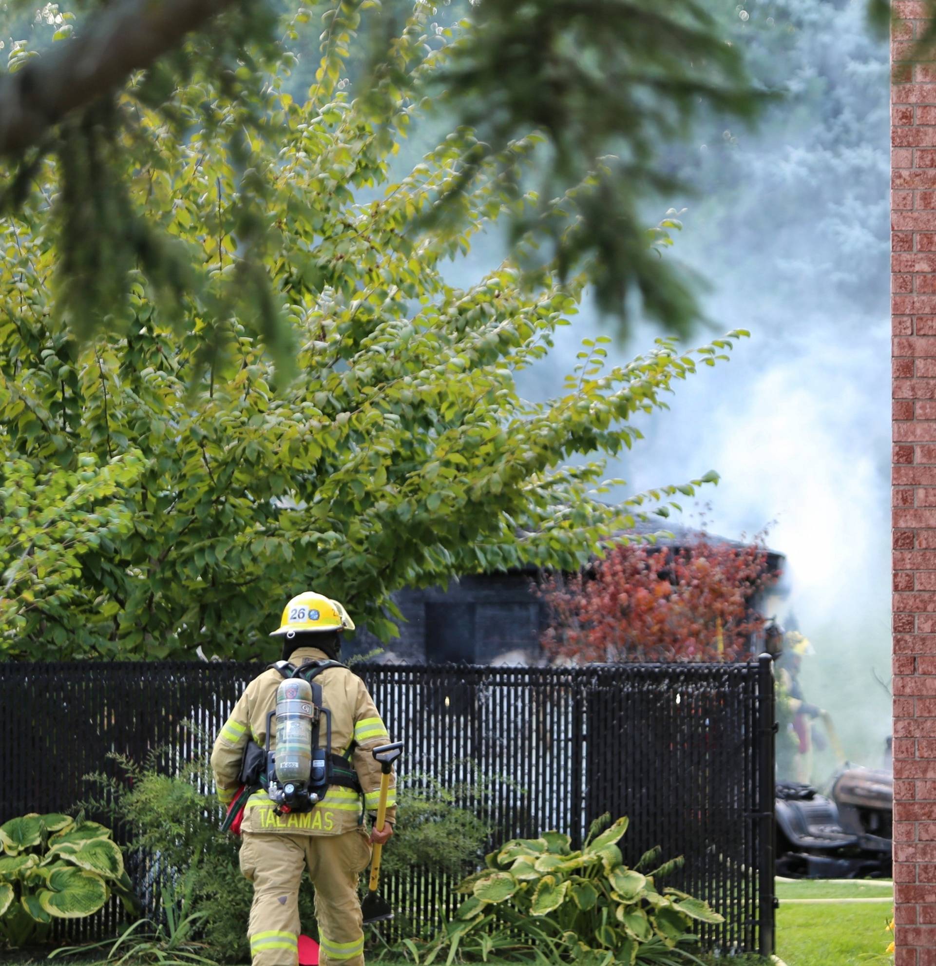 Un tracteur flambe dans un cabanon