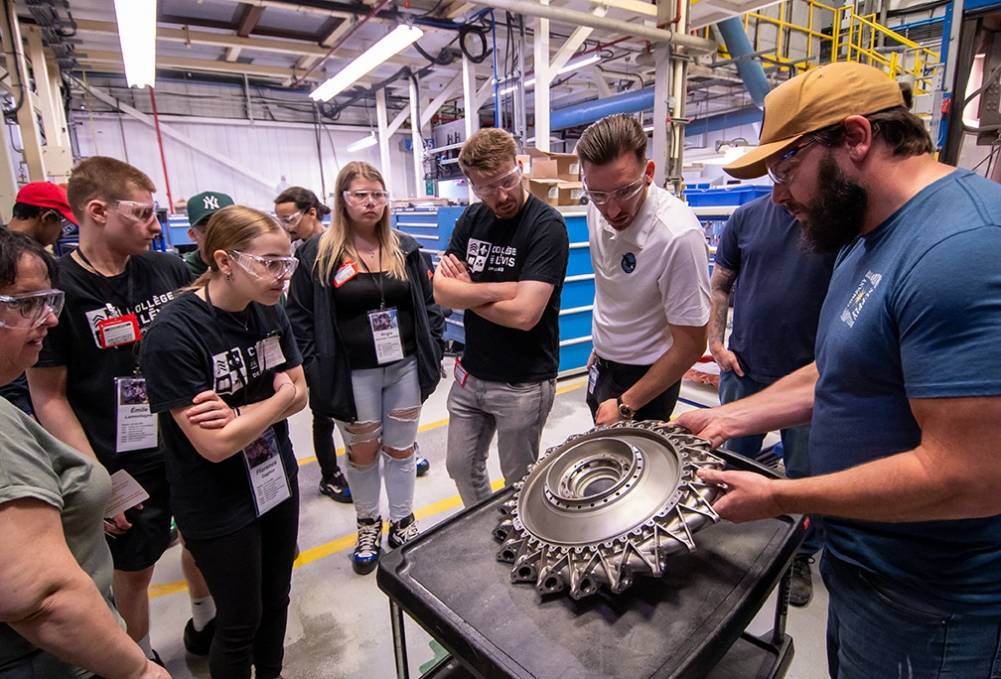 Persévérance : des jeunes visitent Pratt & Whitney Canada