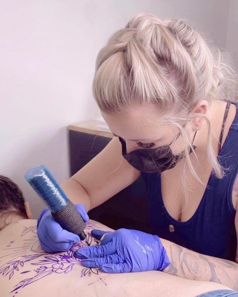 Un règlement municipal lui interdit d’ouvrir un salon de tatouage