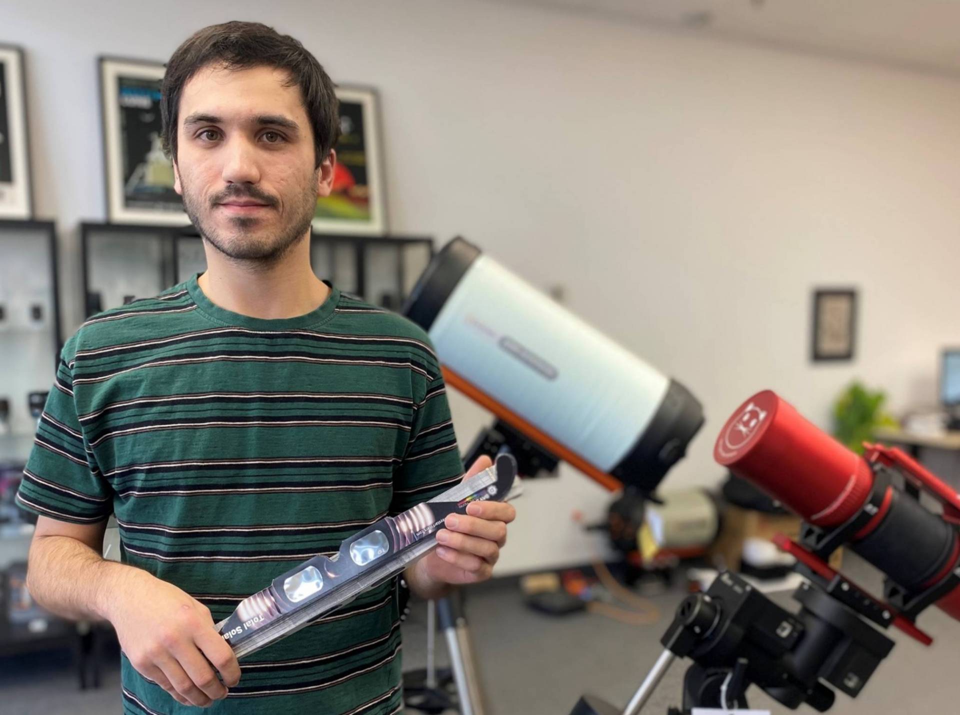 Éclipse solaire : on s’arrache les lunettes de protection