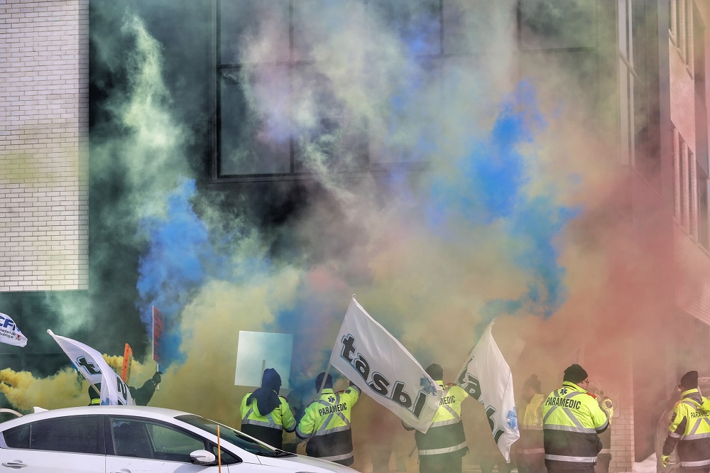VIDÉO – Grève des paramédics devant le bureau de Christian Dubé