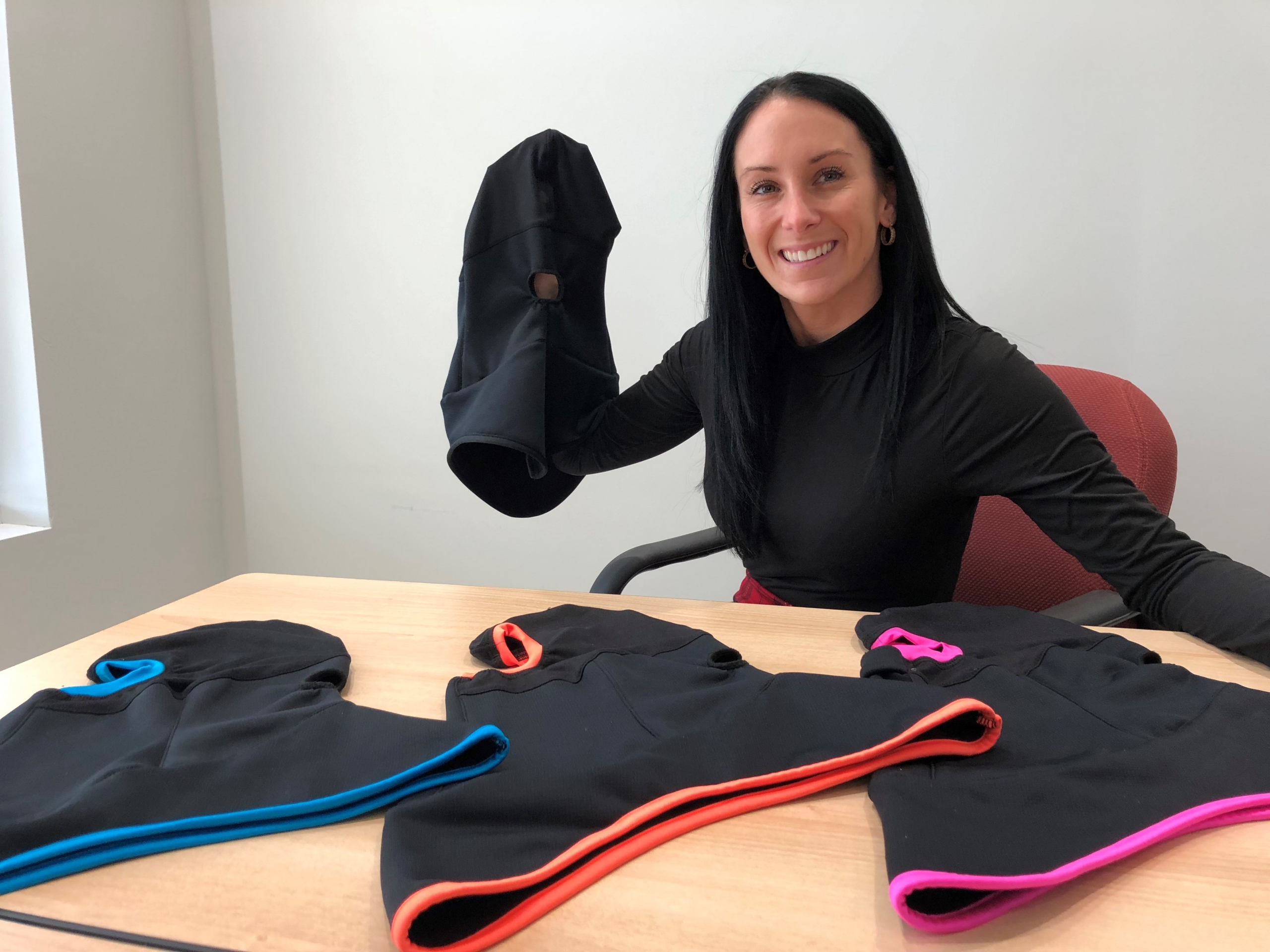 Elle conçoit une cagoule pensée pour la femme