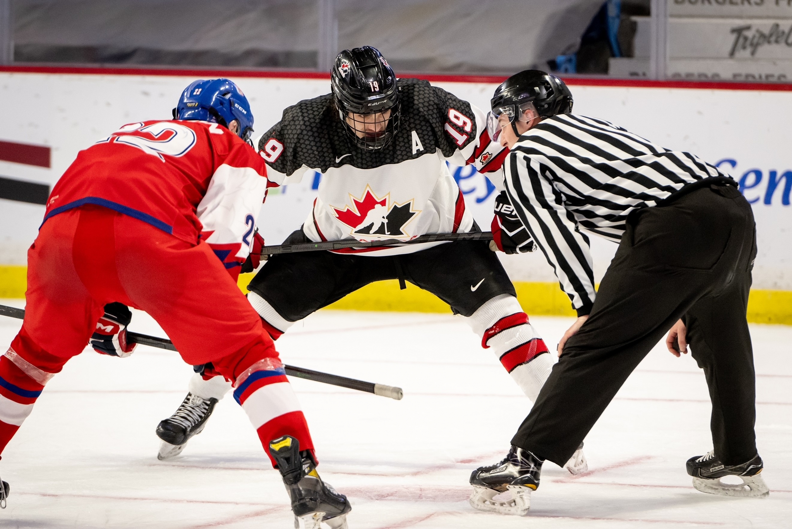 Deux arbitres locaux ont l’honneur de diriger des tournois internationaux