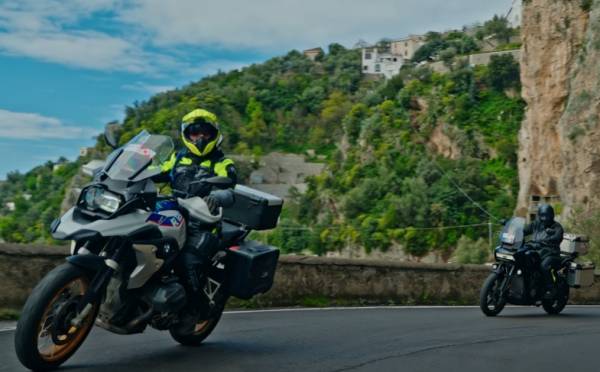 Un documentaire de motocyclette sur les routes italiennes