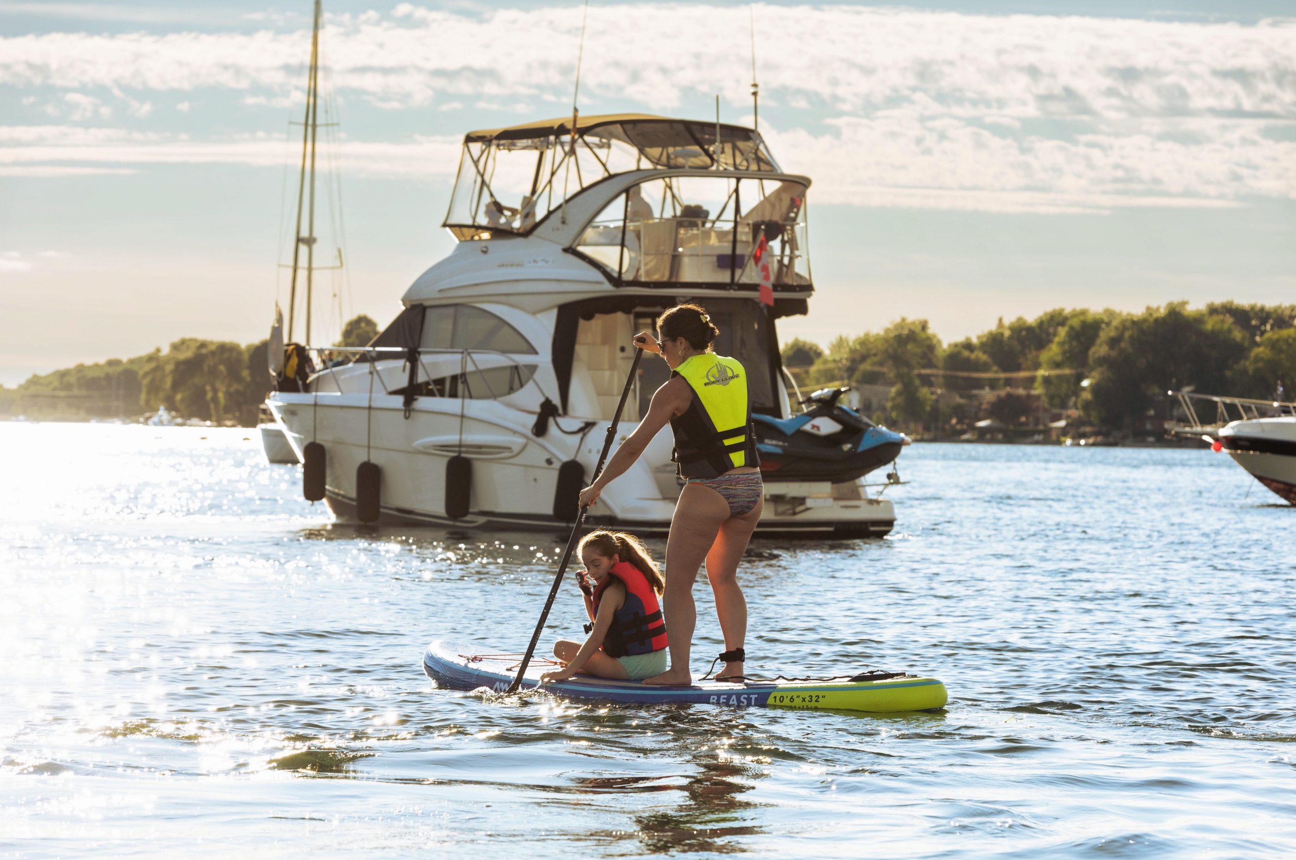 Location d’embarcations et cours de voile pour profiter des plans d’eau
