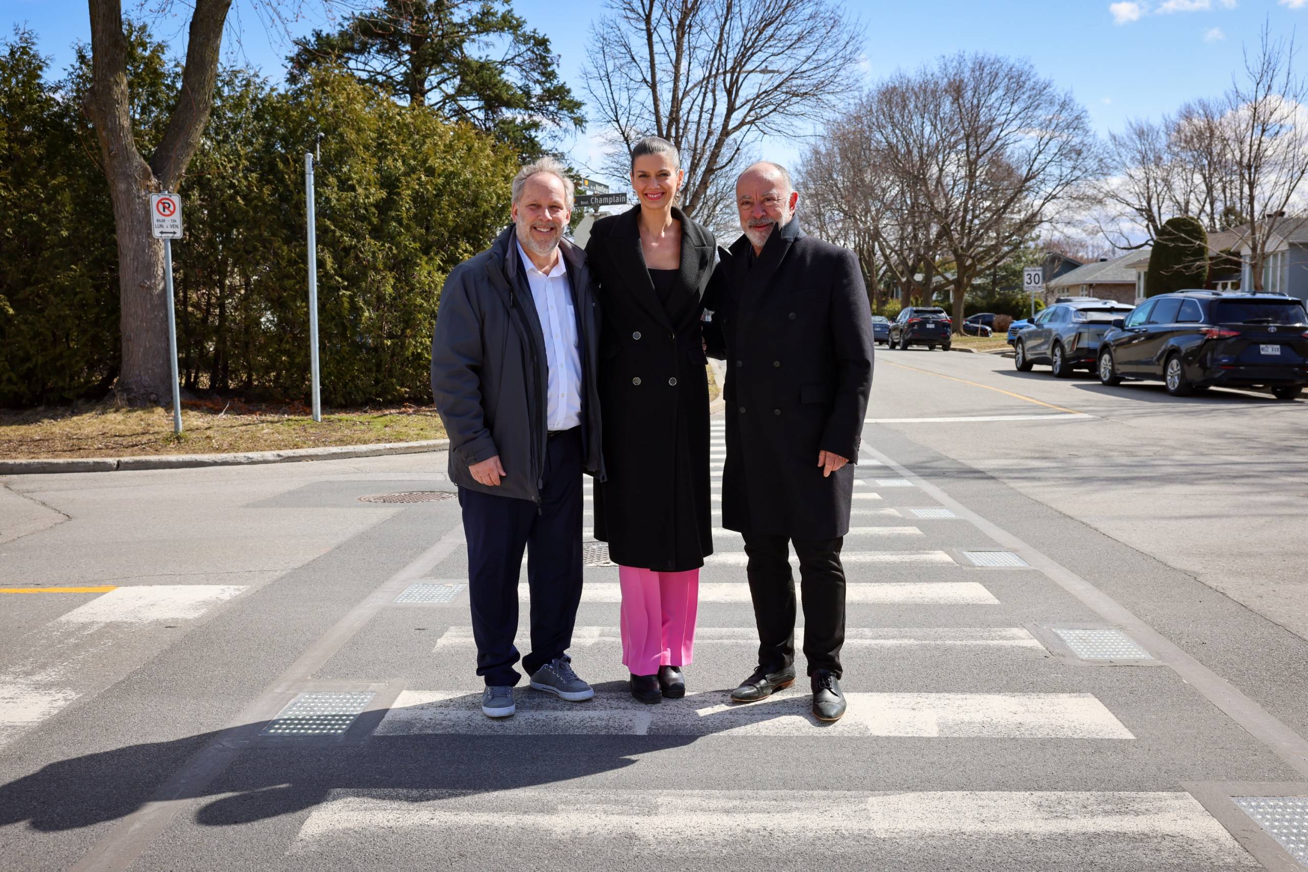 Geneviève Guilbault et Christian Dubé visitent les traverses piétonnes lumineuses de Candiac