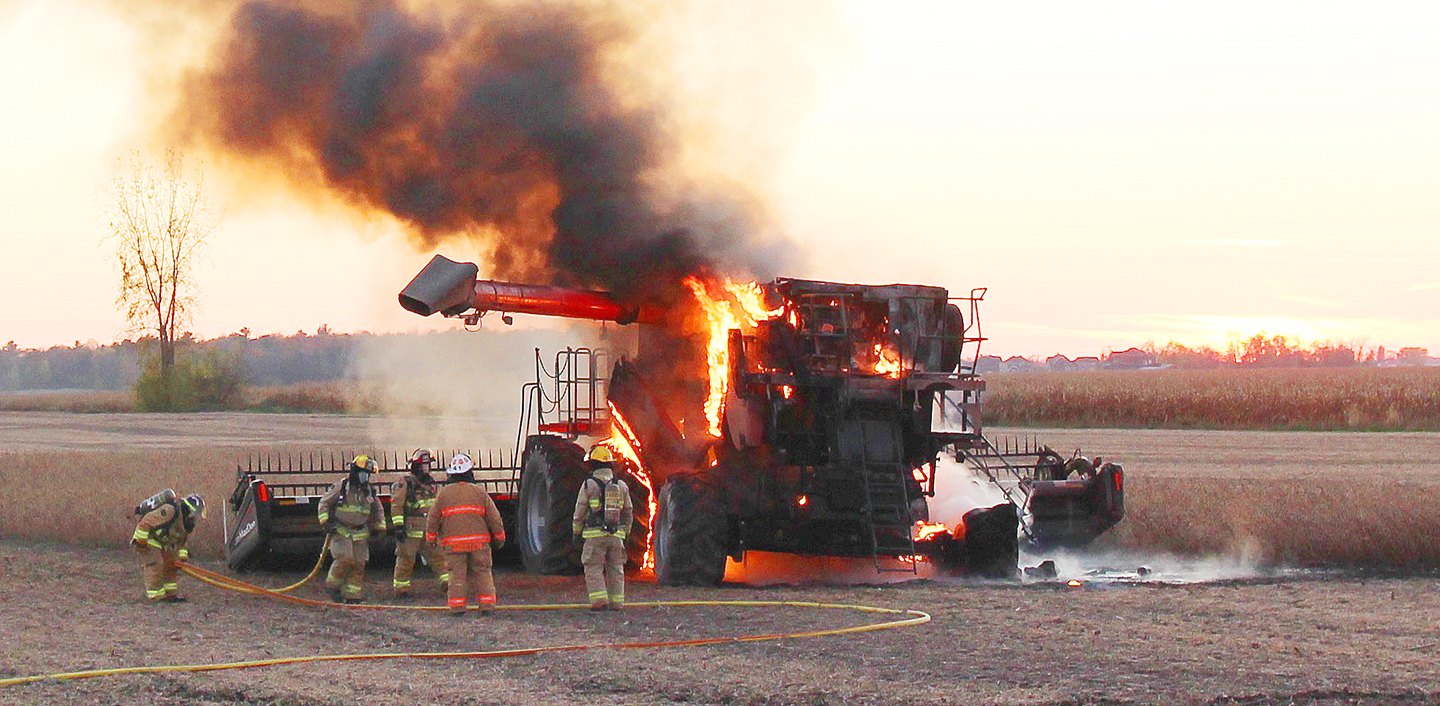 Une moissonneuse-batteuse part en fumée 