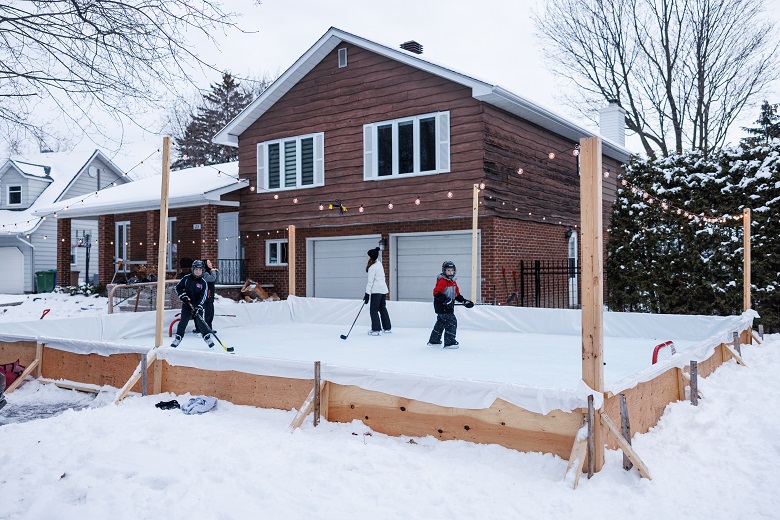 Un Candiacois forcé de démanteler sa patinoire à domicile