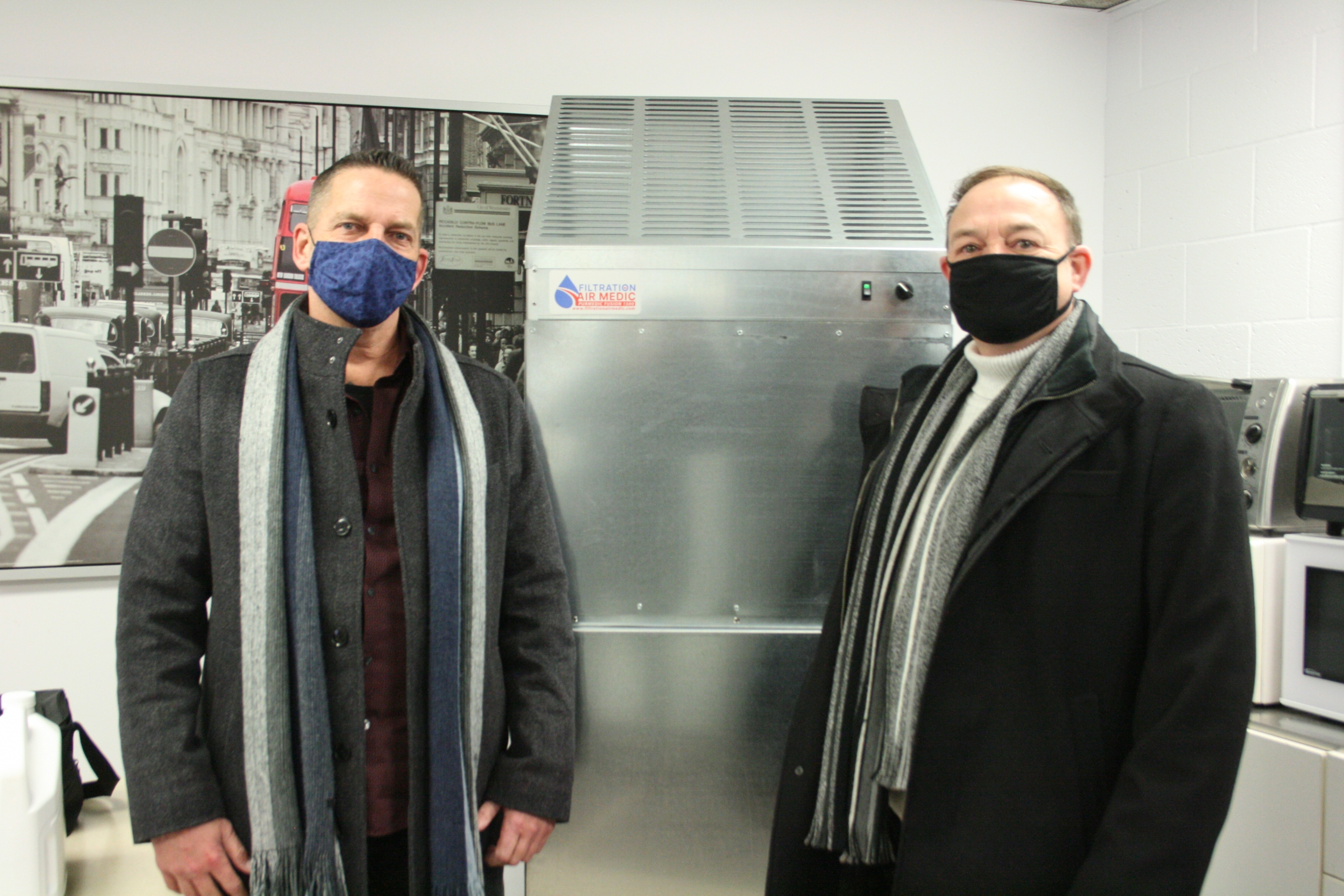 En mode séduction avec son invention pour lutter contre la COVID