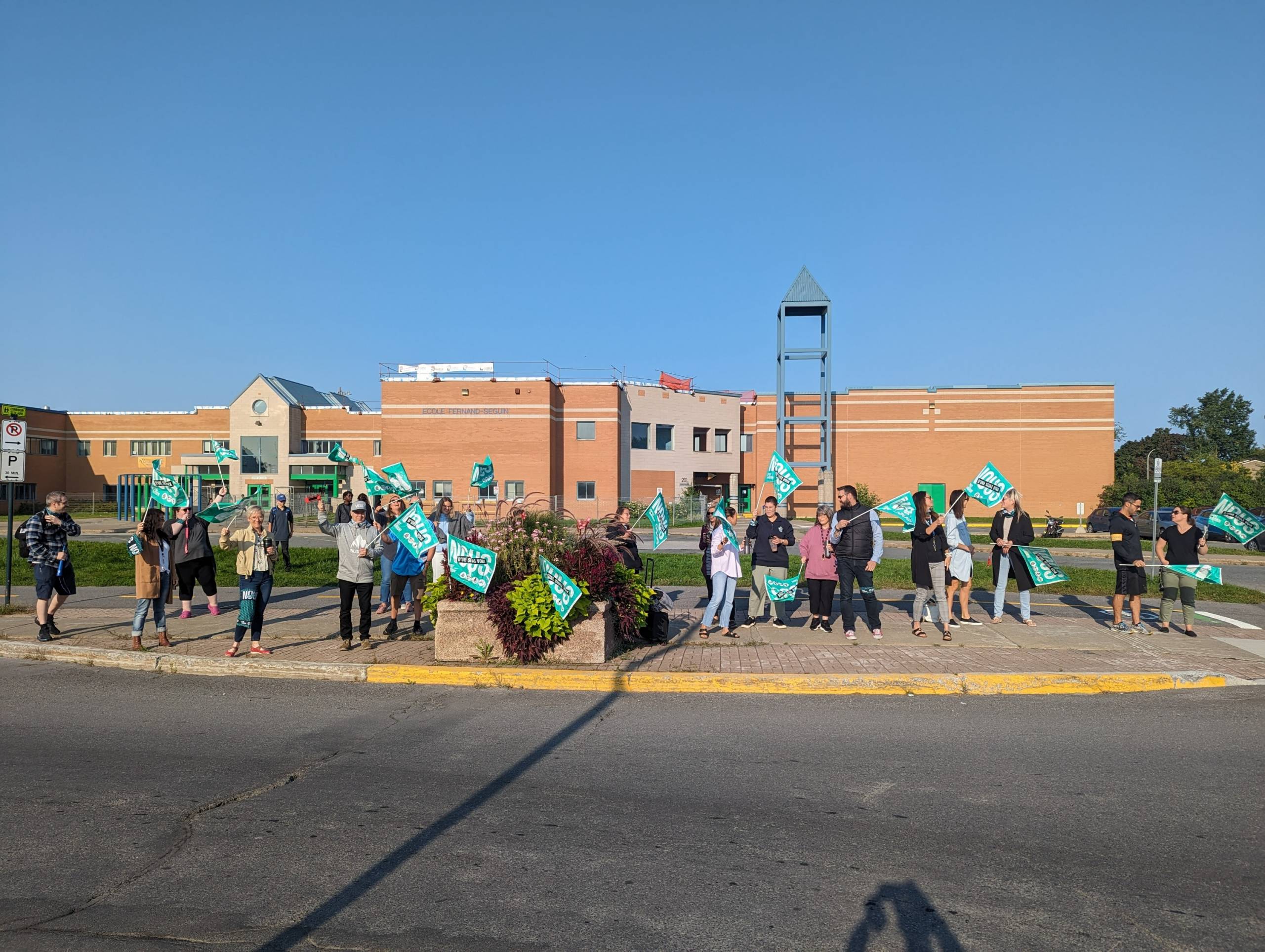 VIDÉO – Des enseignants manifestent devant les écoles