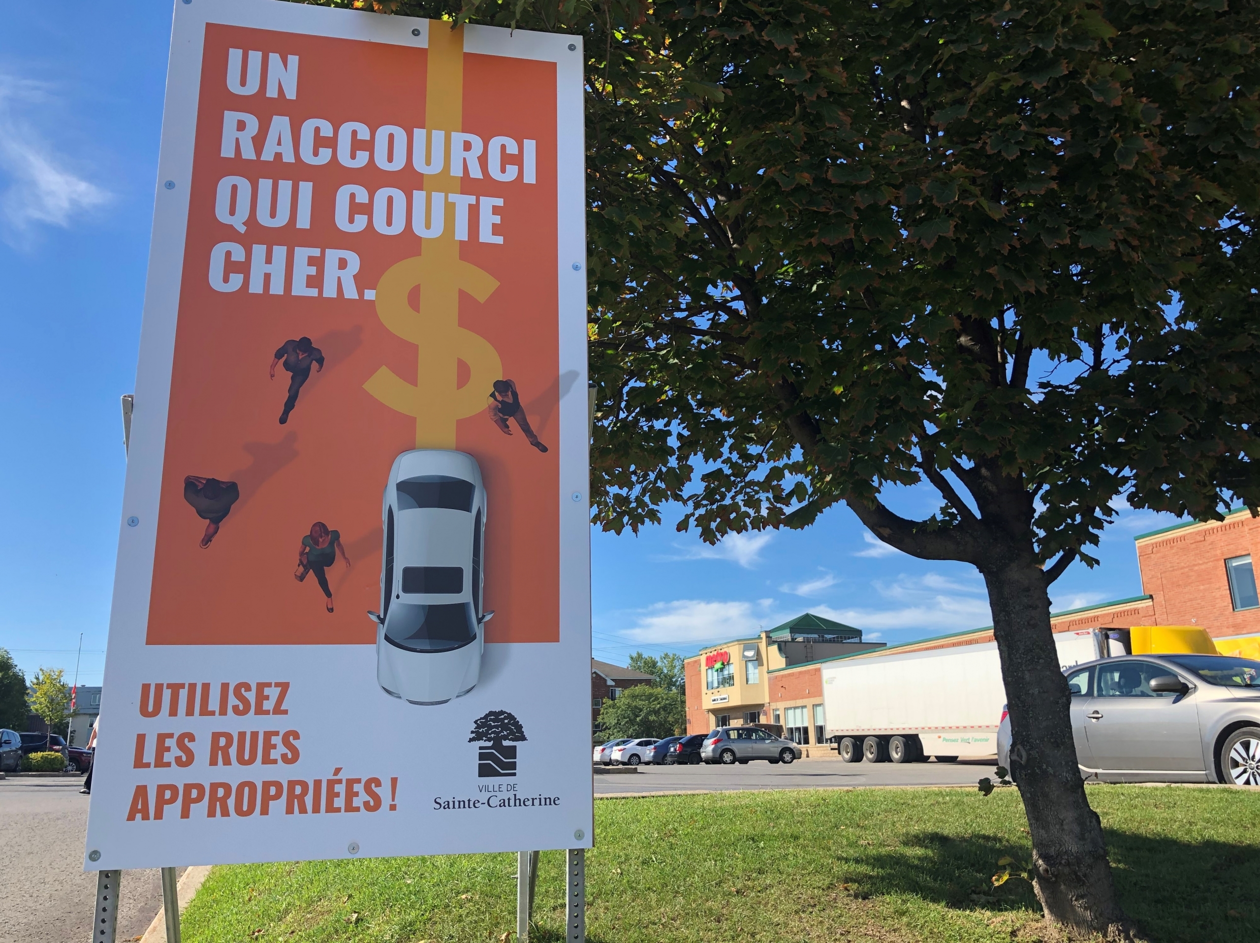 Raccourci interdit dans le stationnement d’une épicerie