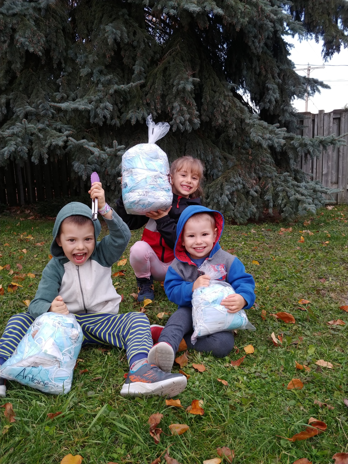 Une famille de Sainte-Catherine ramasse des masques jetables