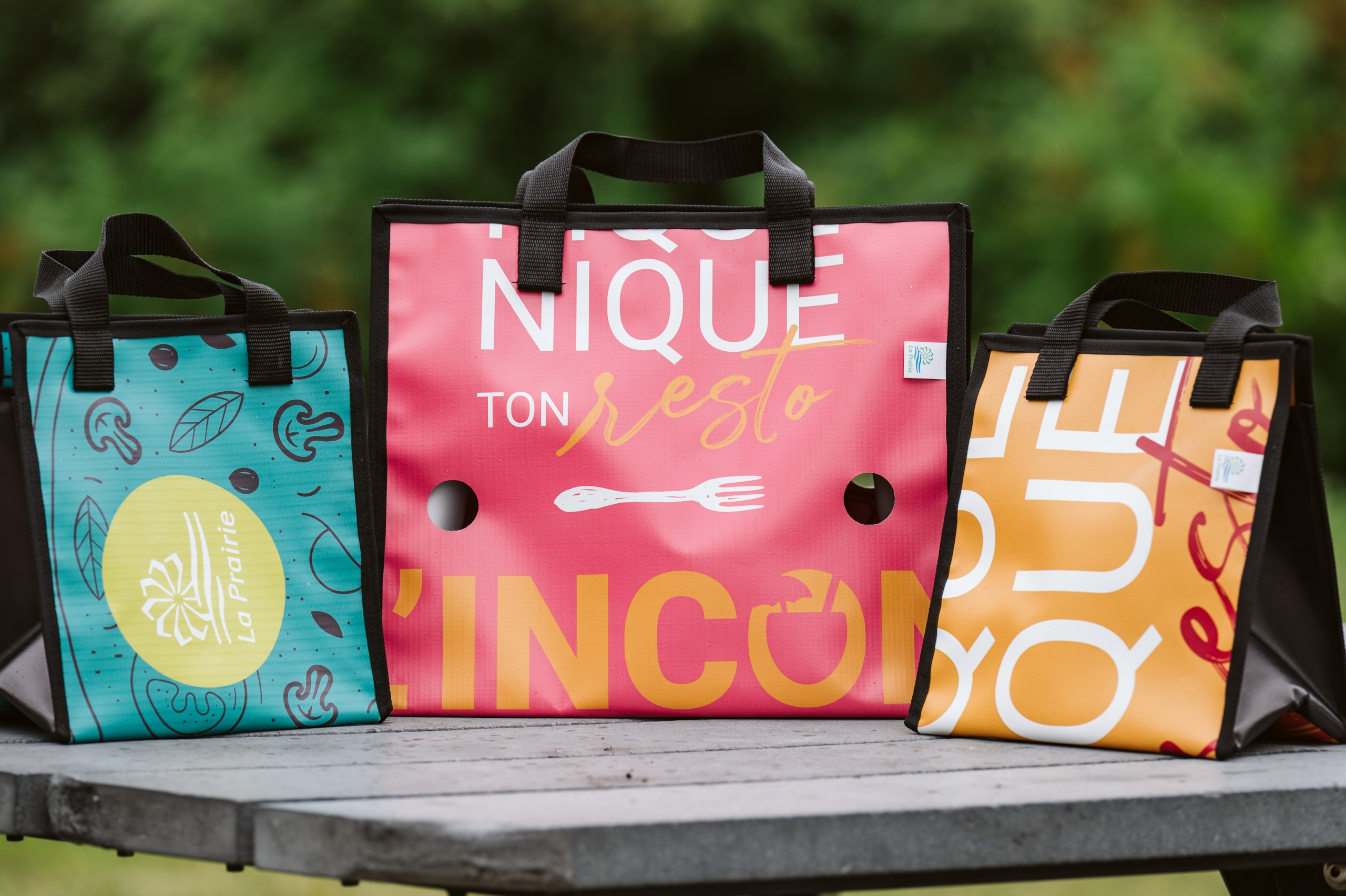 Des sacs conçus à partir d’oriflammes offerts par La Prairie