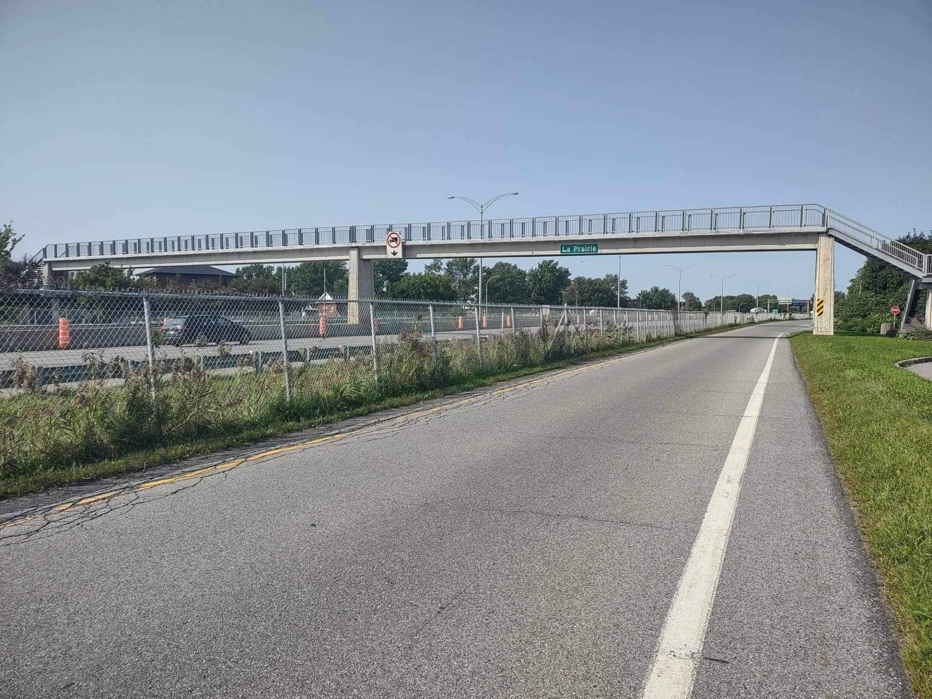 Obligé d’emprunter un chemin périlleux pour prendre l’autobus