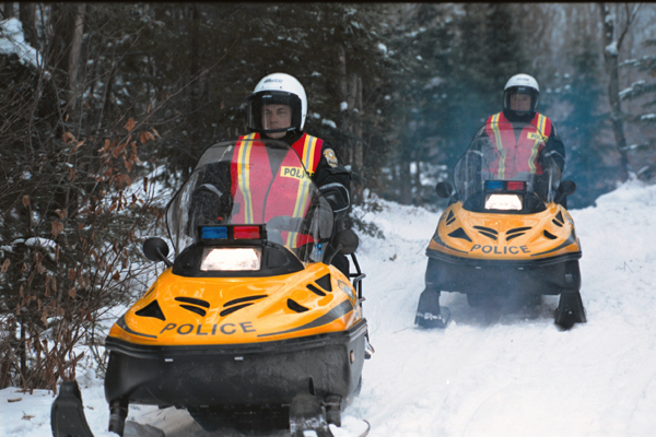 Des policiers aux aguets dans les sentiers enneigés