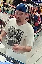 MISE À JOUR – RETROUVÉ – Le suspect de multiples fraudes est recherché
