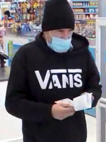Le suspect de transactions frauduleuses recherché