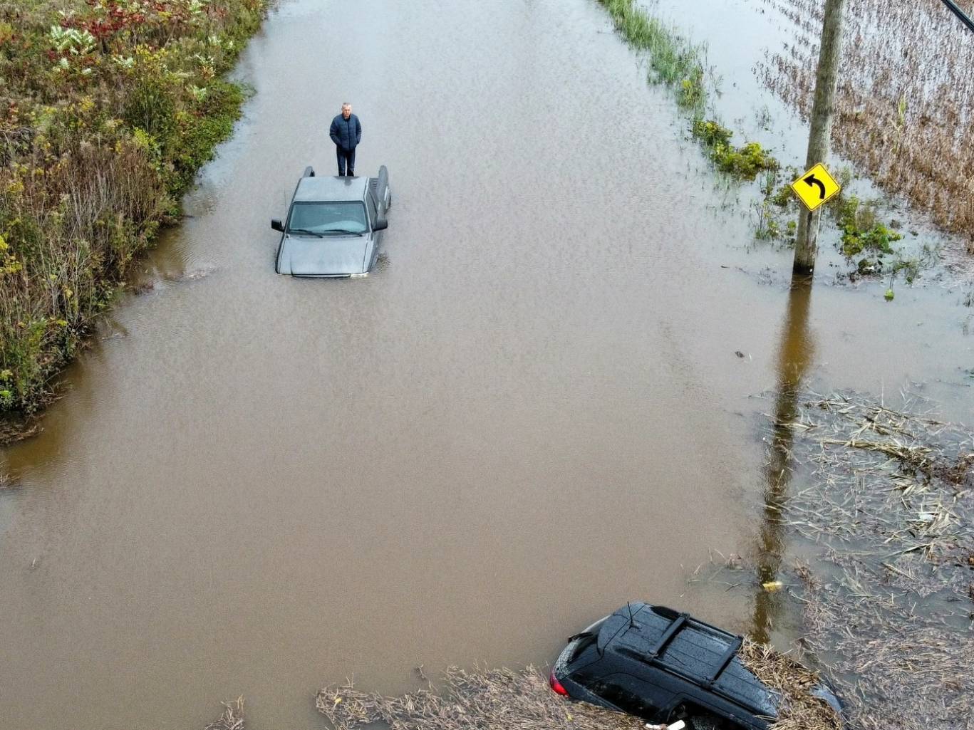 Un deuxième véhicule s’aventure sur la route inondée à Saint-Mathieu