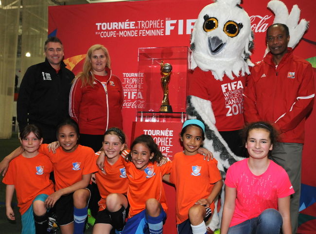 Le trophée de la Coupe du Monde féminine de la FIFA à Brossard