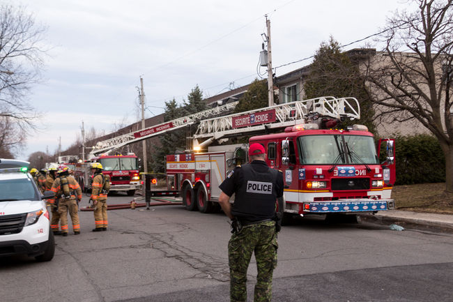 Les pompiers combattent deux incendies presque simultanés